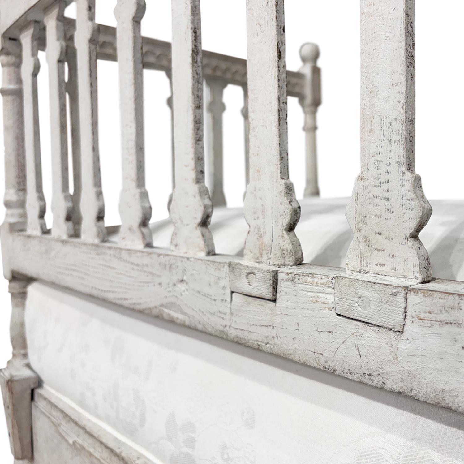 19th Century Swedish Gustavian Pinewood Daybed - Antique Scandinavian Sofa Bench For Sale 5