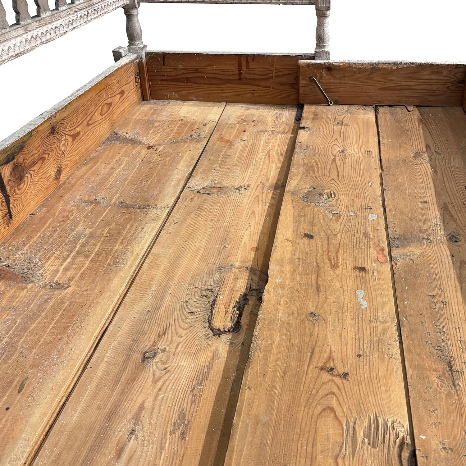 19th Century Swedish Gustavian Pinewood Daybed - Antique Scandinavian Sofa Bench For Sale 7