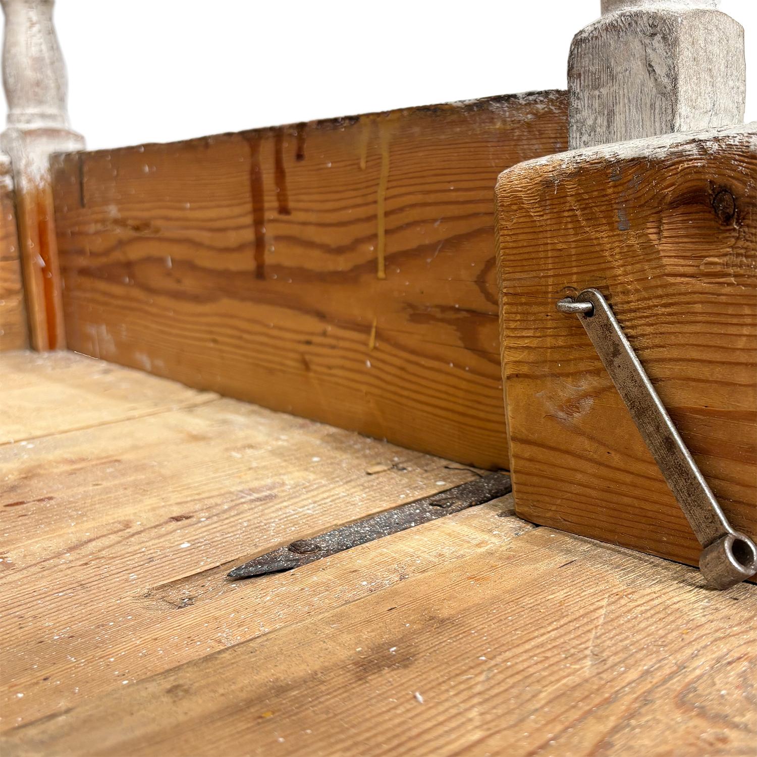 19th Century Swedish Gustavian Pinewood Daybed - Antique Scandinavian Sofa Bench For Sale 8