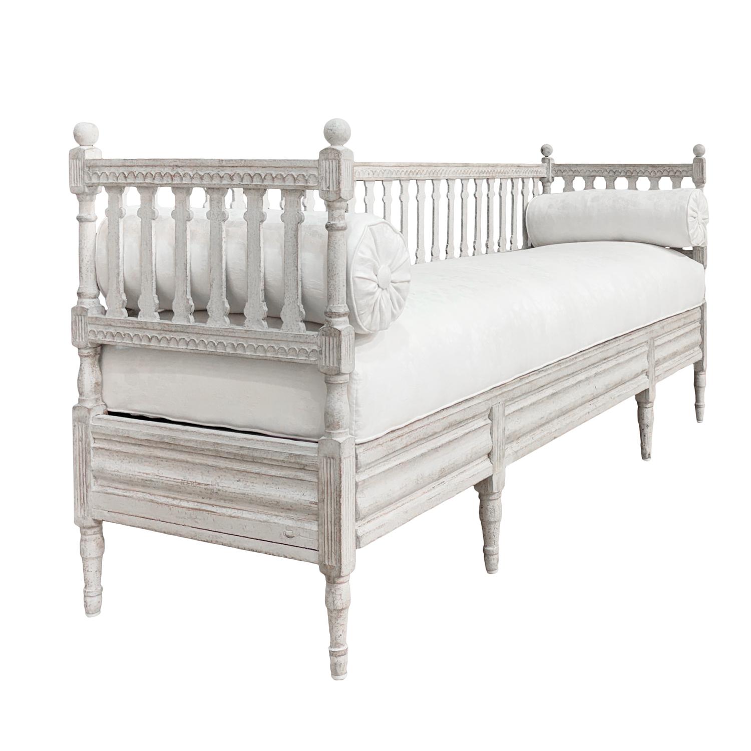 Hand-Carved 19th Century Swedish Gustavian Pinewood Daybed - Antique Scandinavian Sofa Bench For Sale