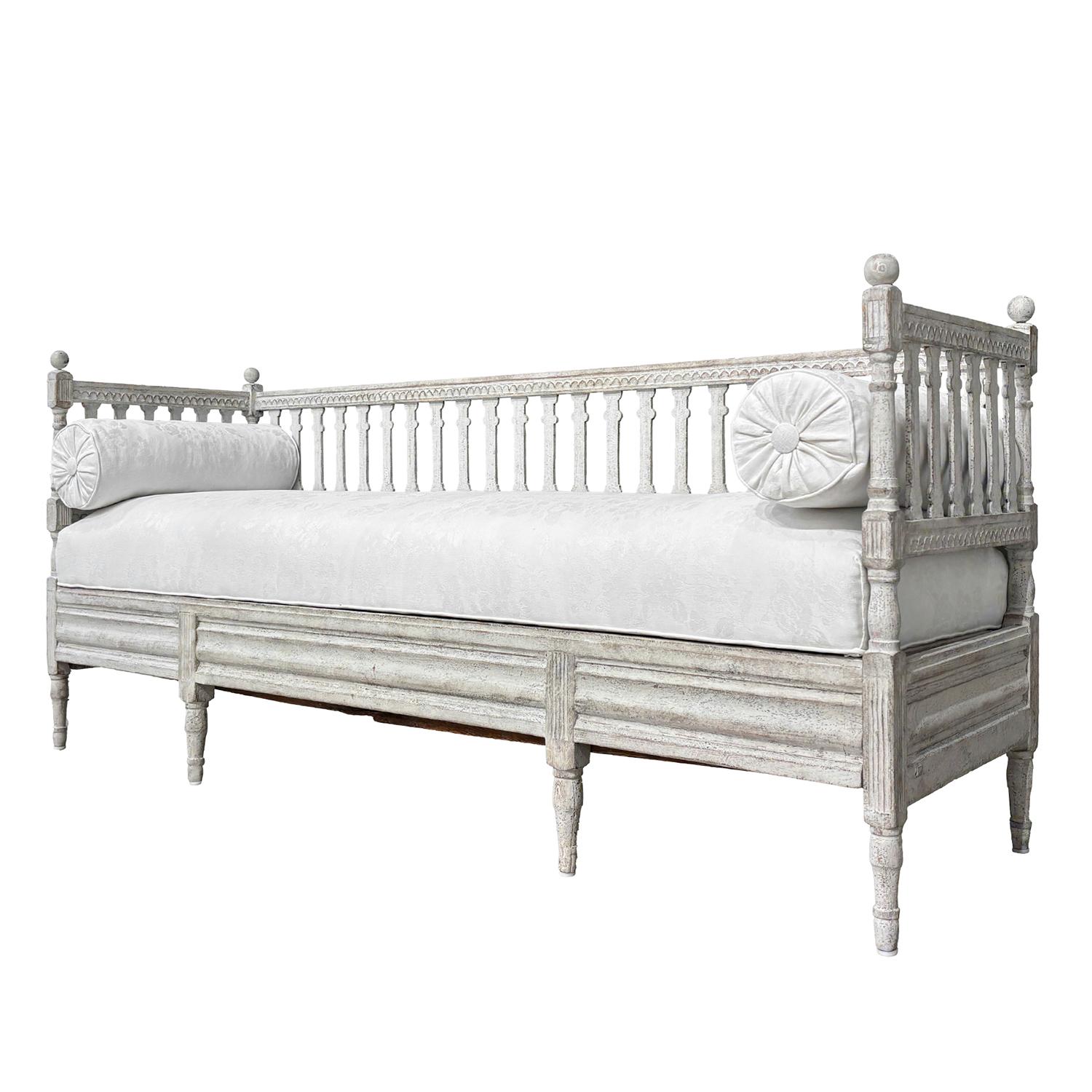 19th Century Swedish Gustavian Pinewood Daybed - Antique Scandinavian Sofa Bench In Good Condition For Sale In West Palm Beach, FL