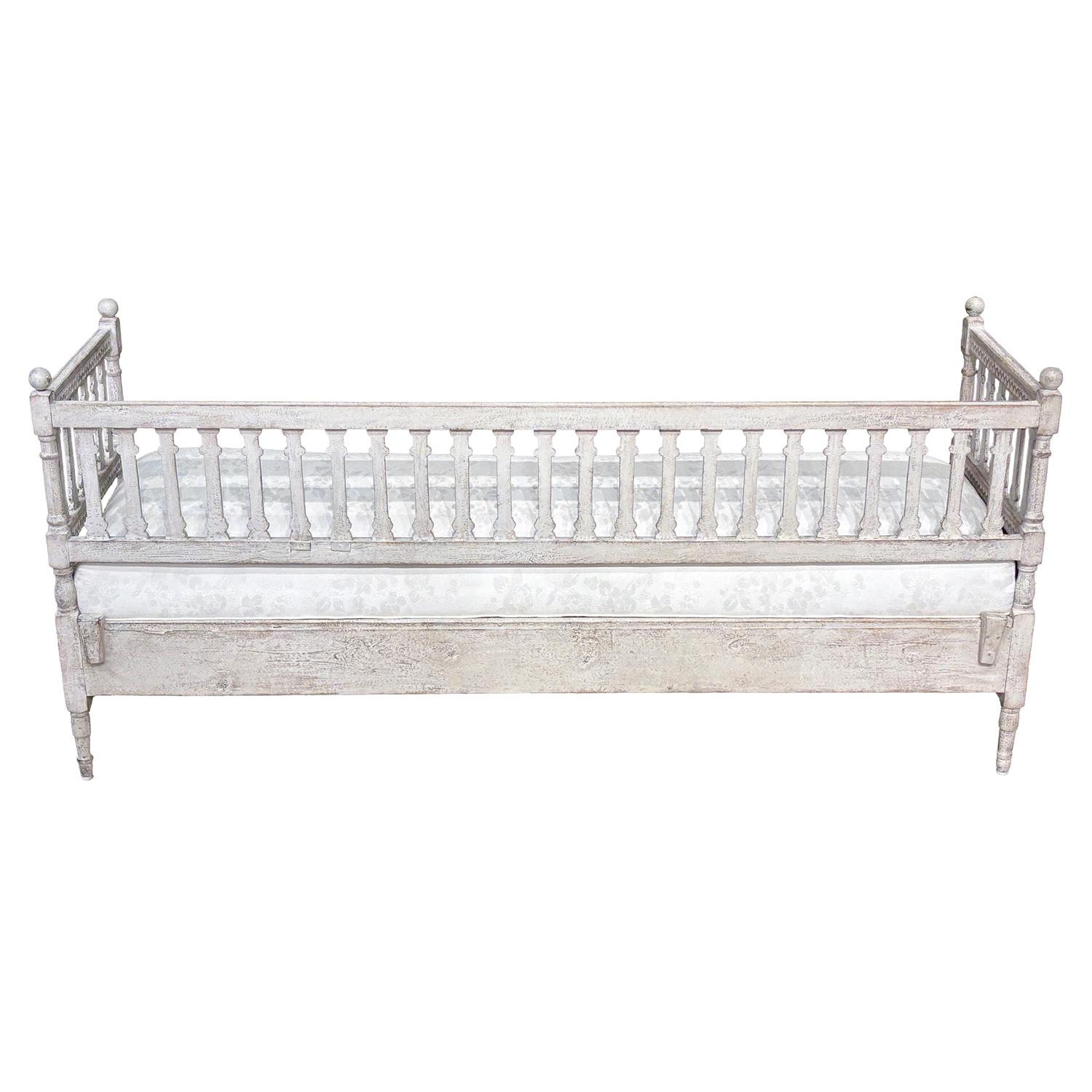 19th Century Swedish Gustavian Pinewood Daybed - Antique Scandinavian Sofa Bench For Sale 1