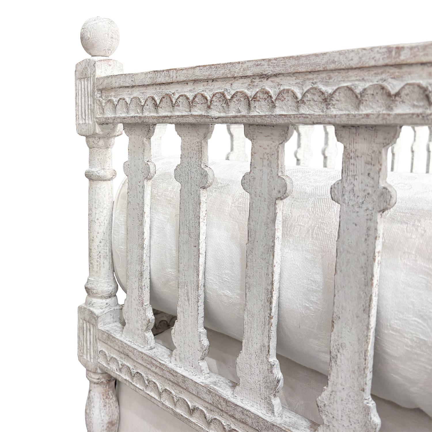 19th Century Swedish Gustavian Pinewood Daybed - Antique Scandinavian Sofa Bench For Sale 2
