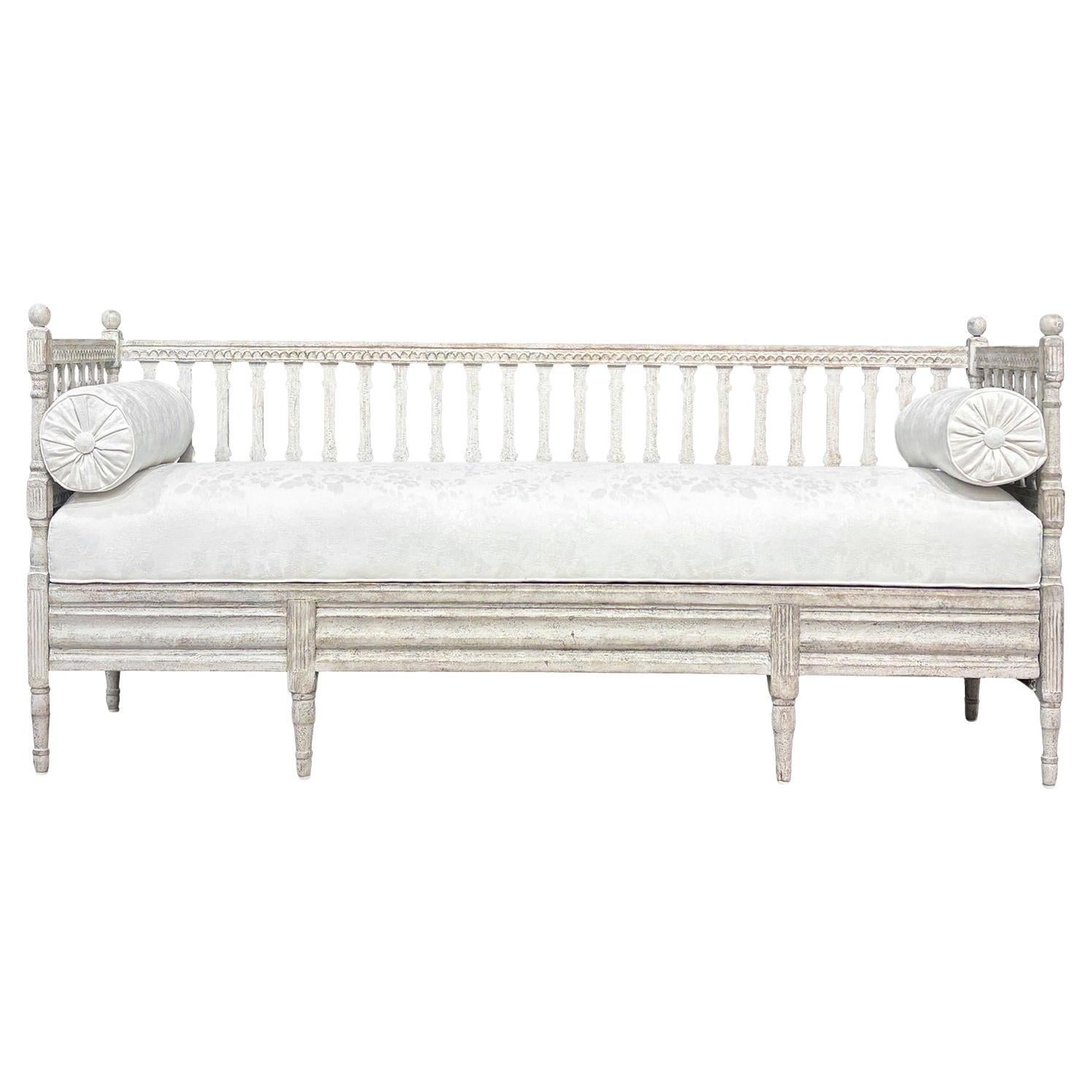 19th Century Swedish Gustavian Pinewood Daybed - Antique Scandinavian Sofa Bench For Sale