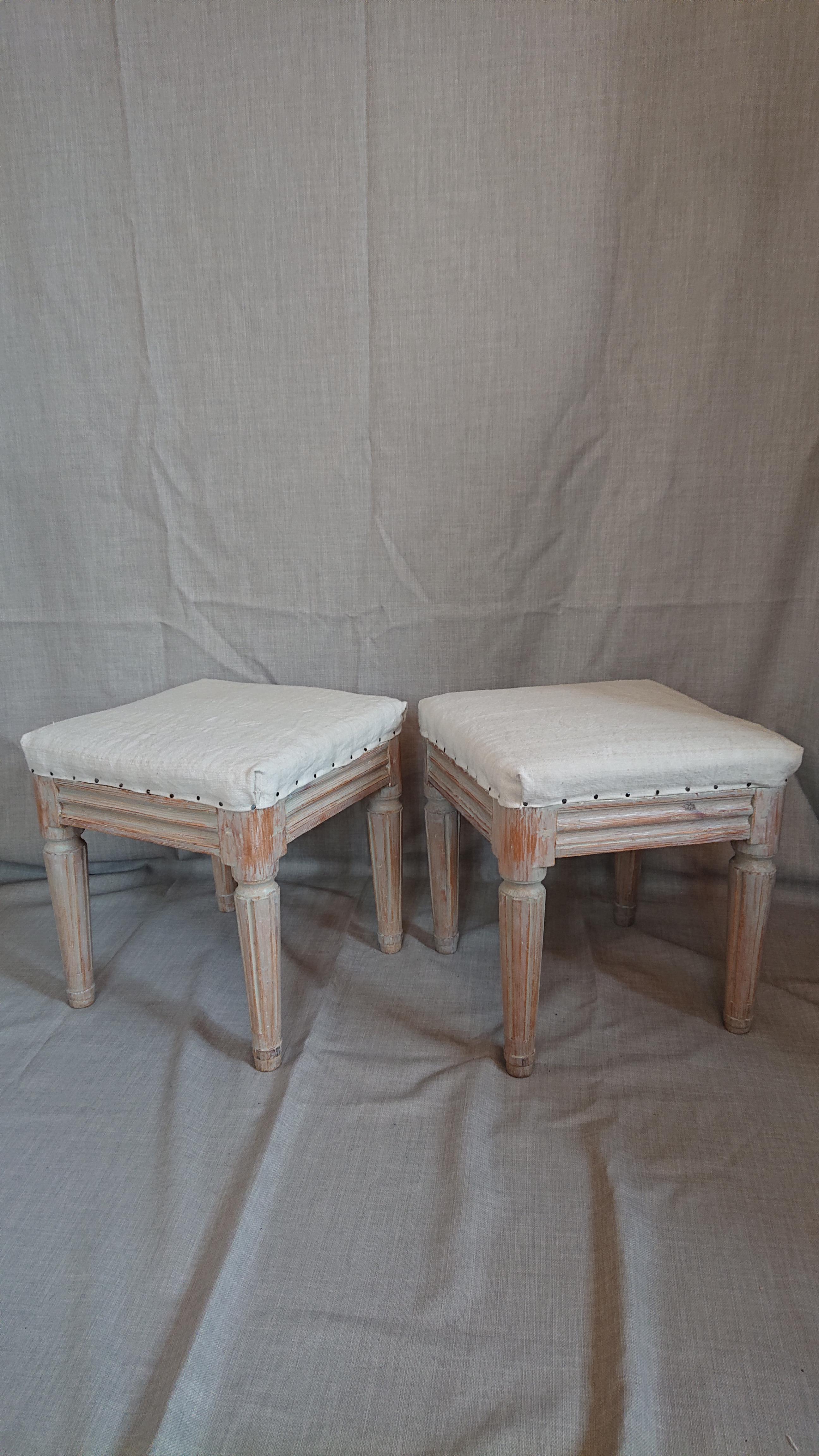 19th century Swedish Gustavian Provincial taburettes / stools.
Handscraped to its originalcolor.
Beautiful fluted legs.
The taburettes is reholstery in beautiful linen fabric.
The seat is original with saddle soil & filling material is