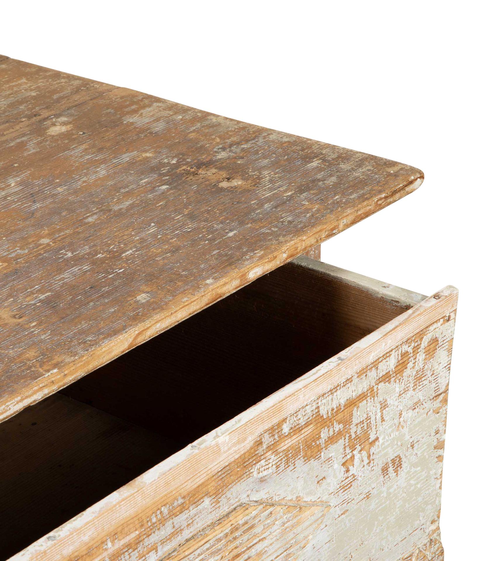 Table d'appoint gustavienne suédoise du 19ème siècle décolletée à sec pour retrouver sa peinture d'origine 3