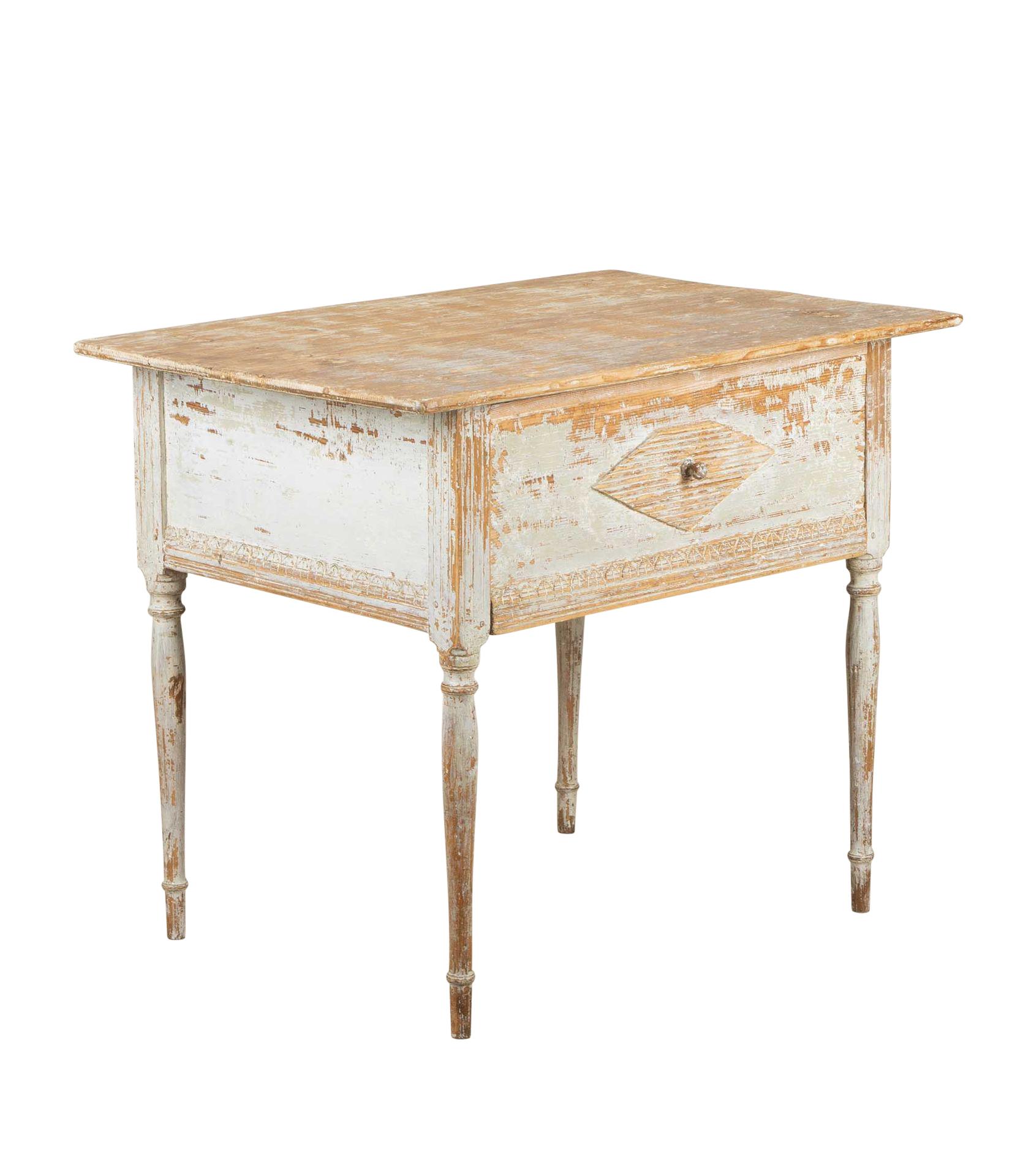 Table d'appoint suédoise gustavienne du 19e siècle, grattée à sec jusqu'à la peinture d'origine.
Avec un grand tiroir de rangement profond et un design décoratif en forme de diamant cannelé.
Vers 1840.