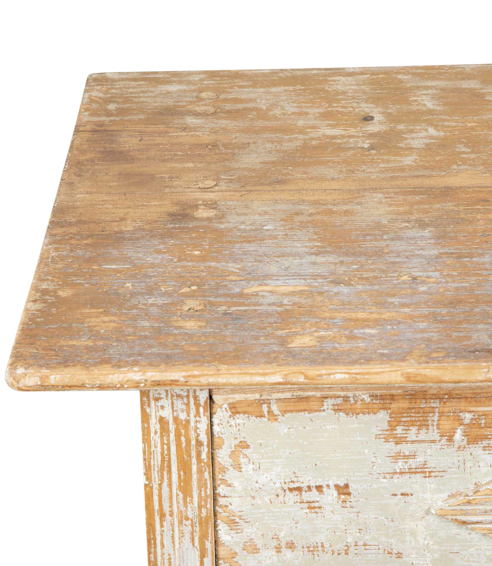 Table d'appoint gustavienne suédoise du 19ème siècle décolletée à sec pour retrouver sa peinture d'origine Bon état à Tetbury, Gloucestershire