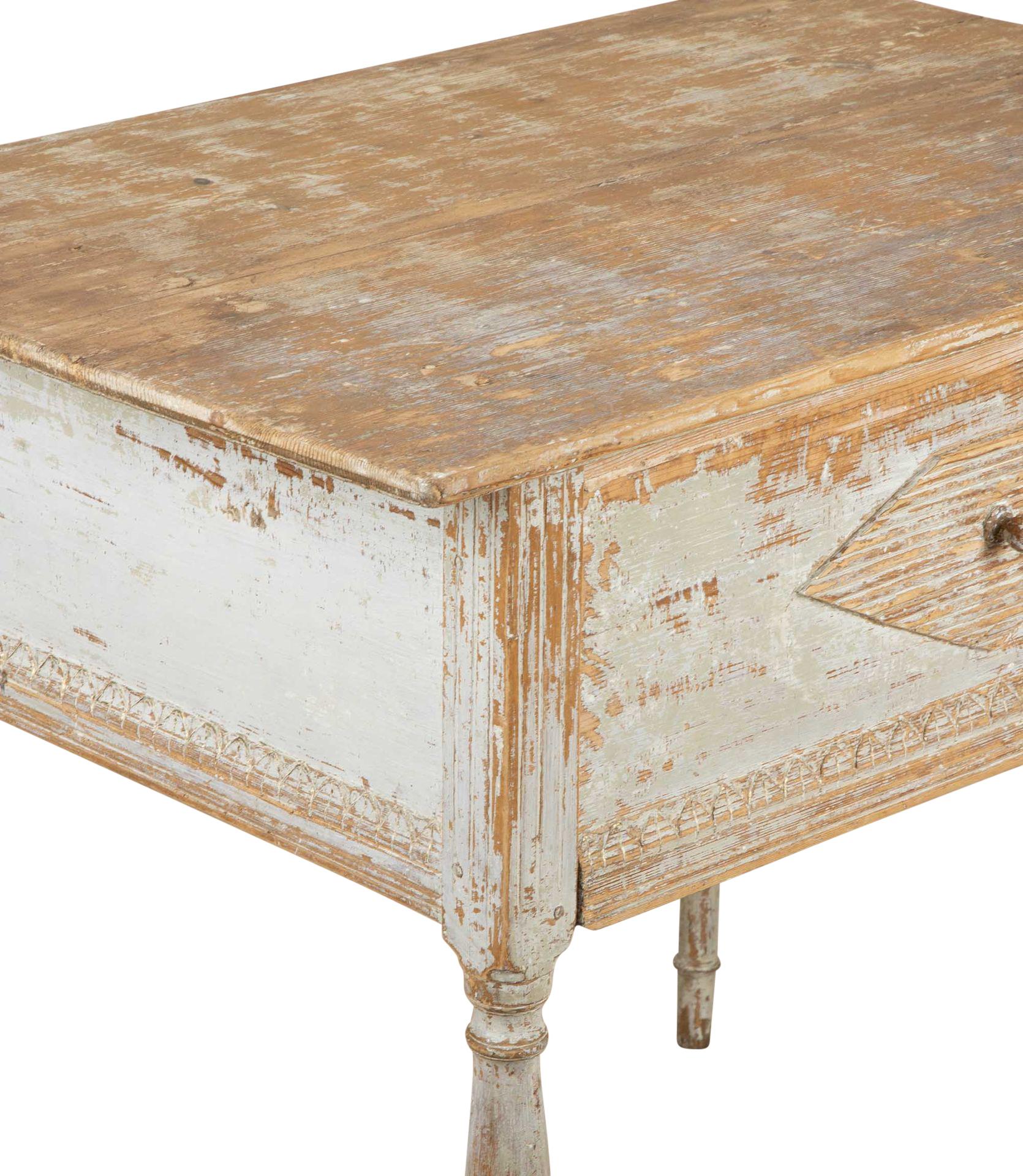 XIXe siècle Table d'appoint gustavienne suédoise du 19ème siècle décolletée à sec pour retrouver sa peinture d'origine