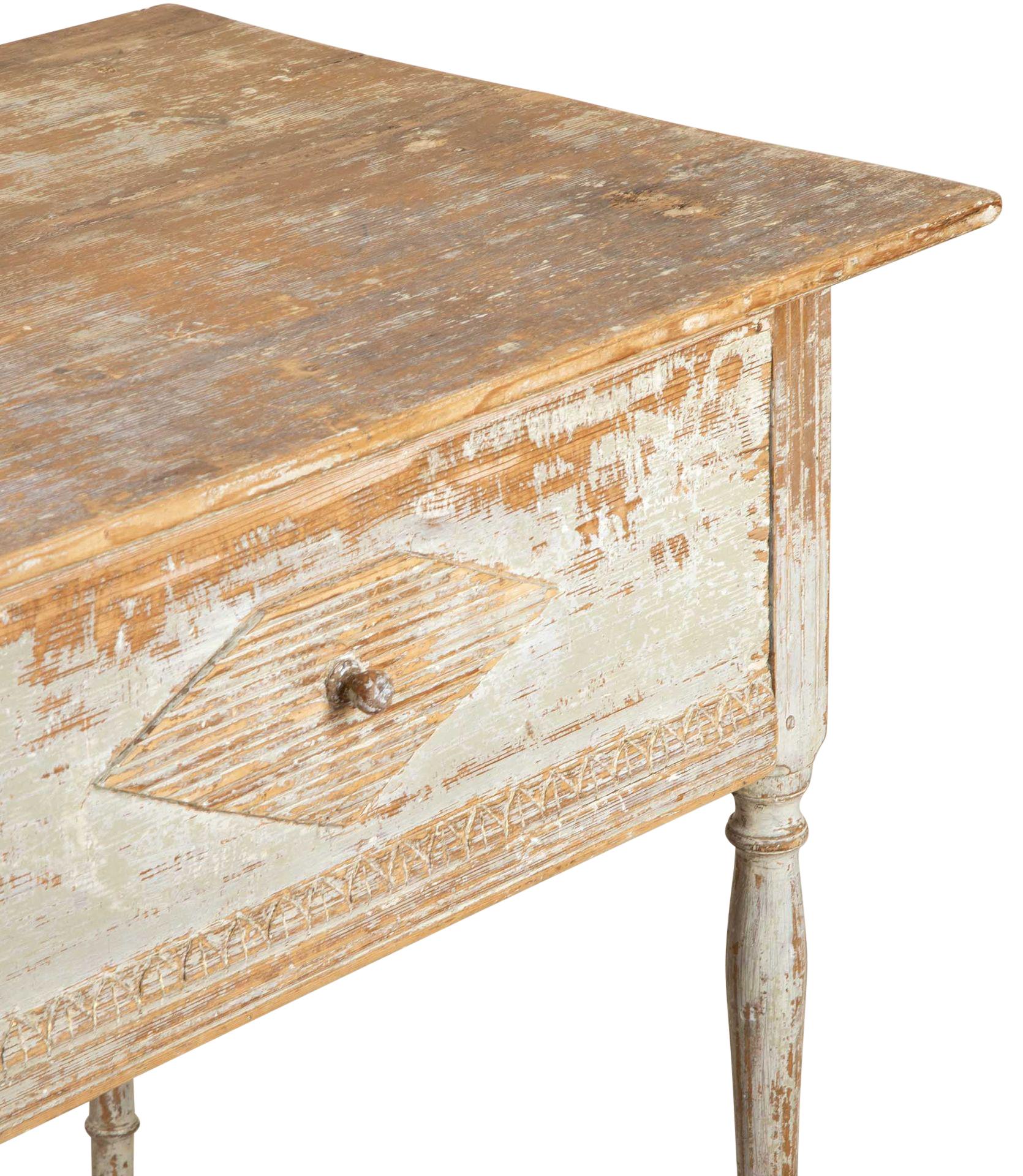 Bois Table d'appoint gustavienne suédoise du 19ème siècle décolletée à sec pour retrouver sa peinture d'origine