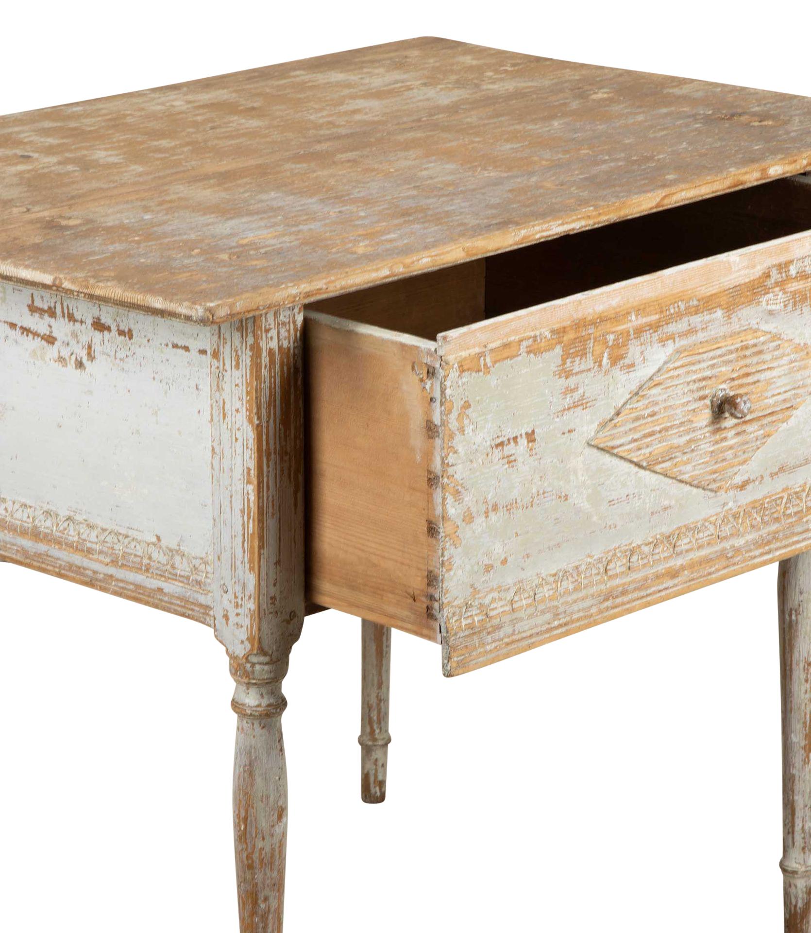 Table d'appoint gustavienne suédoise du 19ème siècle décolletée à sec pour retrouver sa peinture d'origine 1