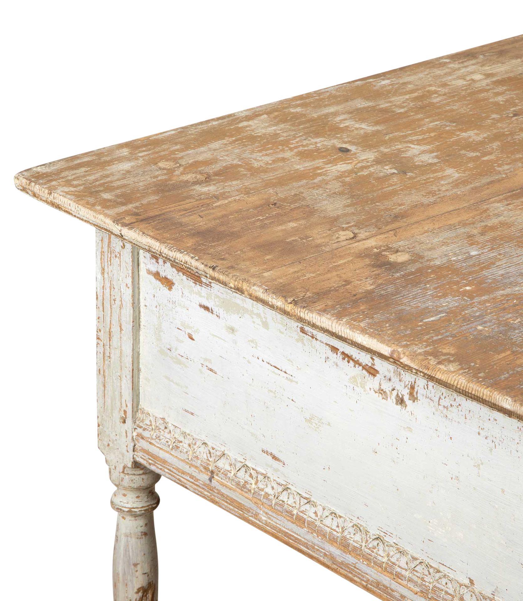 Table d'appoint gustavienne suédoise du 19ème siècle décolletée à sec pour retrouver sa peinture d'origine 2