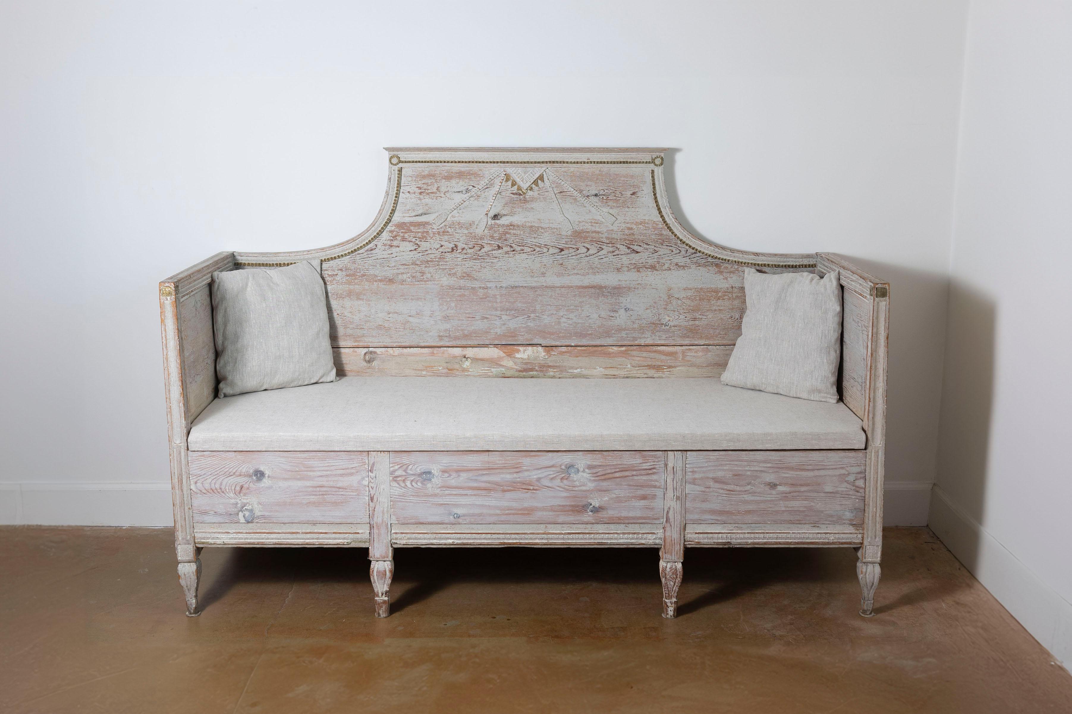 Este elegante sofá sueco gustaviano del siglo XIX, de hacia 1820, es un sorprendente ejemplo de la belleza y funcionalidad intemporales del diseño escandinavo. Fabricado en pino, el sofá presenta un elegante respaldo alto con detalles tallados,