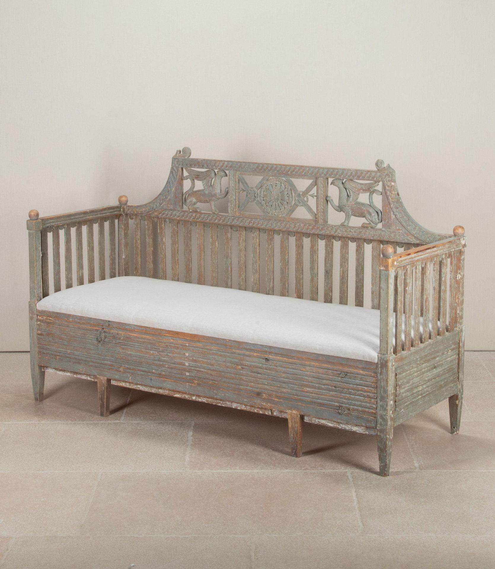 Un bellissimo divano gustaviano dell'inizio del XIX secolo in vernice originale. Grifoni accoppiati riccamente scolpiti che reggono lance rivolte verso un simbolo solare centrale - un modello raro. Circa 1820.