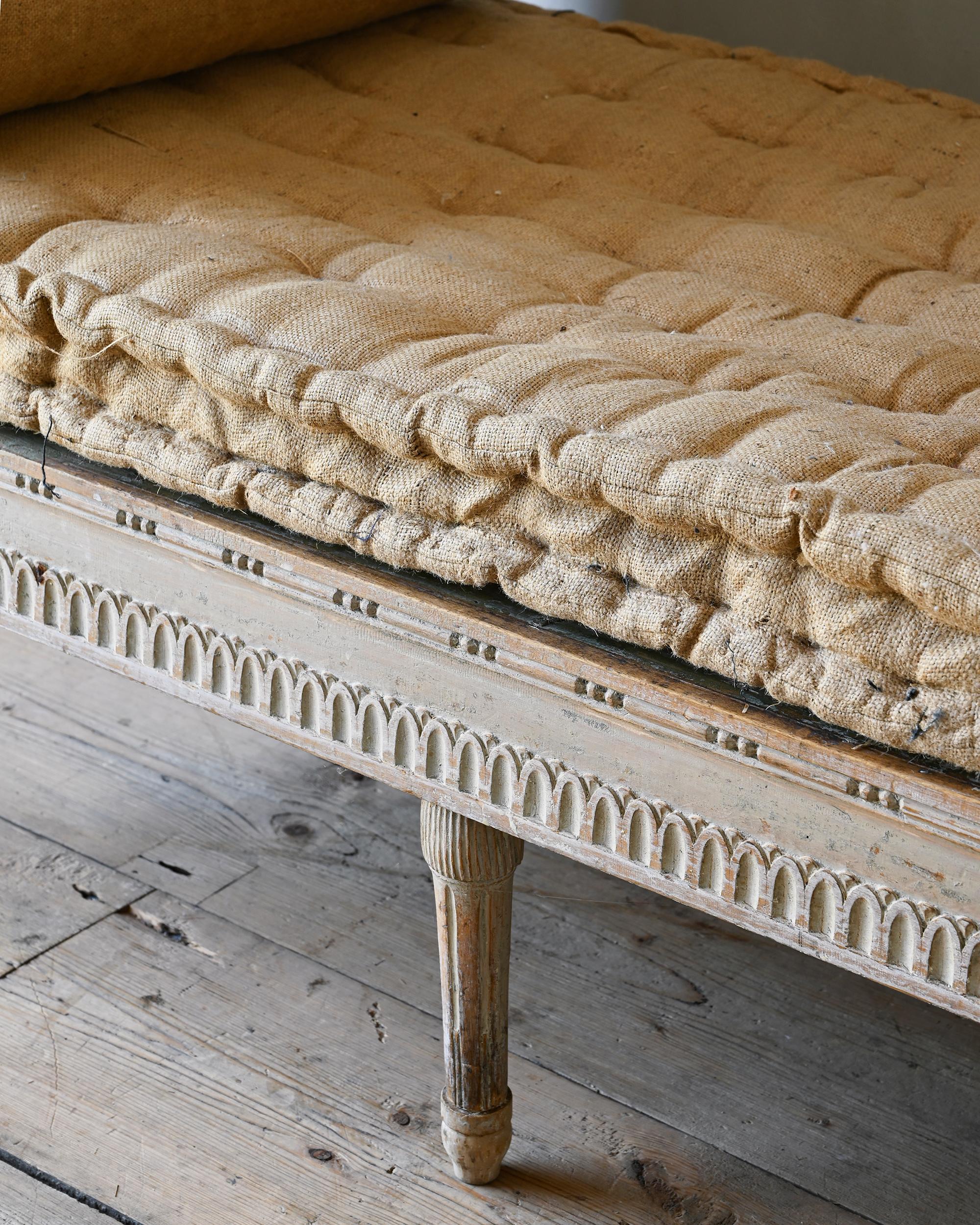 Schwedisches Gustavianisches Sofa aus dem 19.  (Kiefernholz) im Angebot