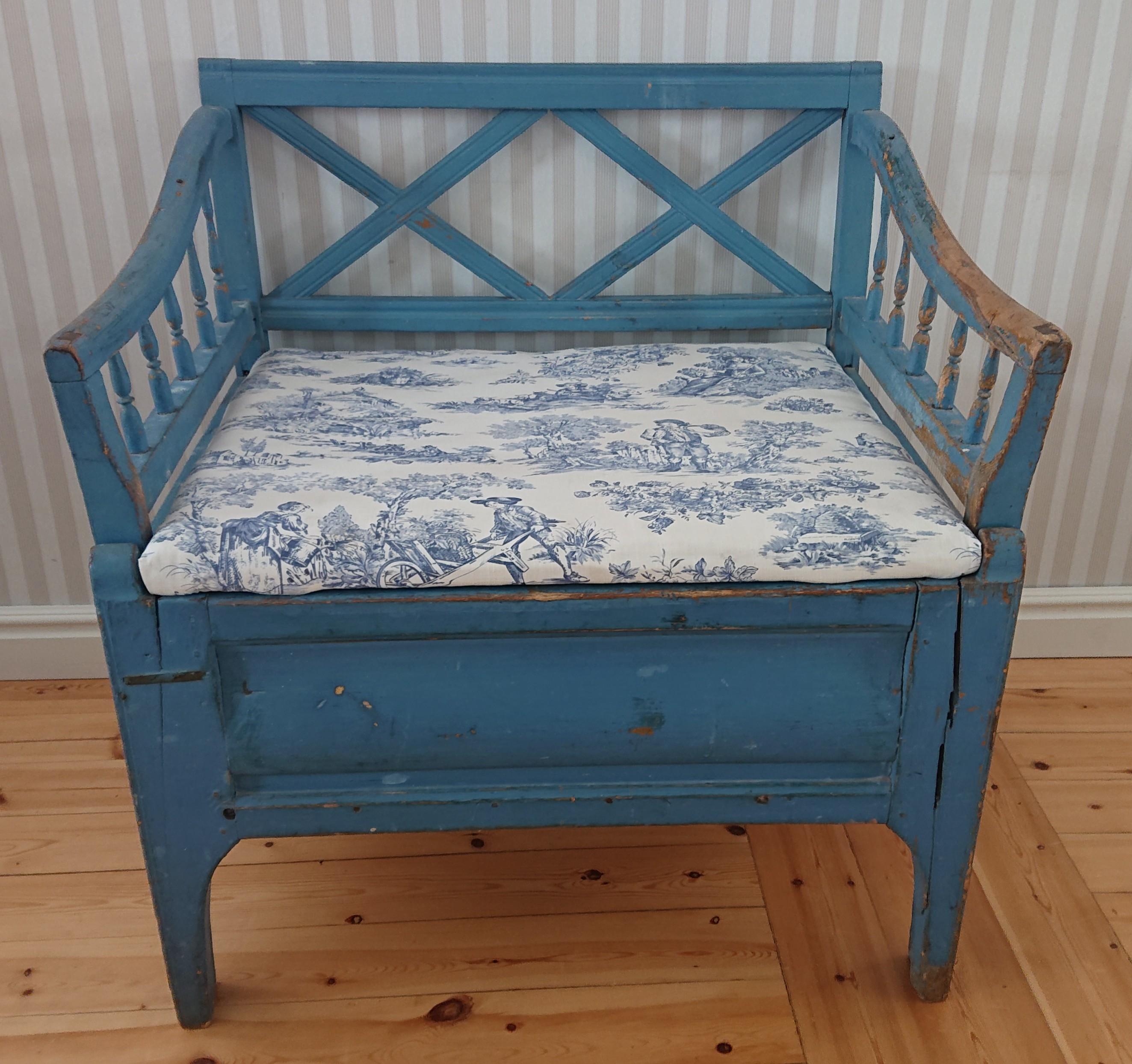A lovely small Gustavian sofa from Ersnäs Luleå, Northern Sweden .
The sofa has untouched blue original paint.
Nice model, very easy to place.
Good storage under the lid.
The seat is reupholstered in a pattern fabric
Beautiful back with cross &