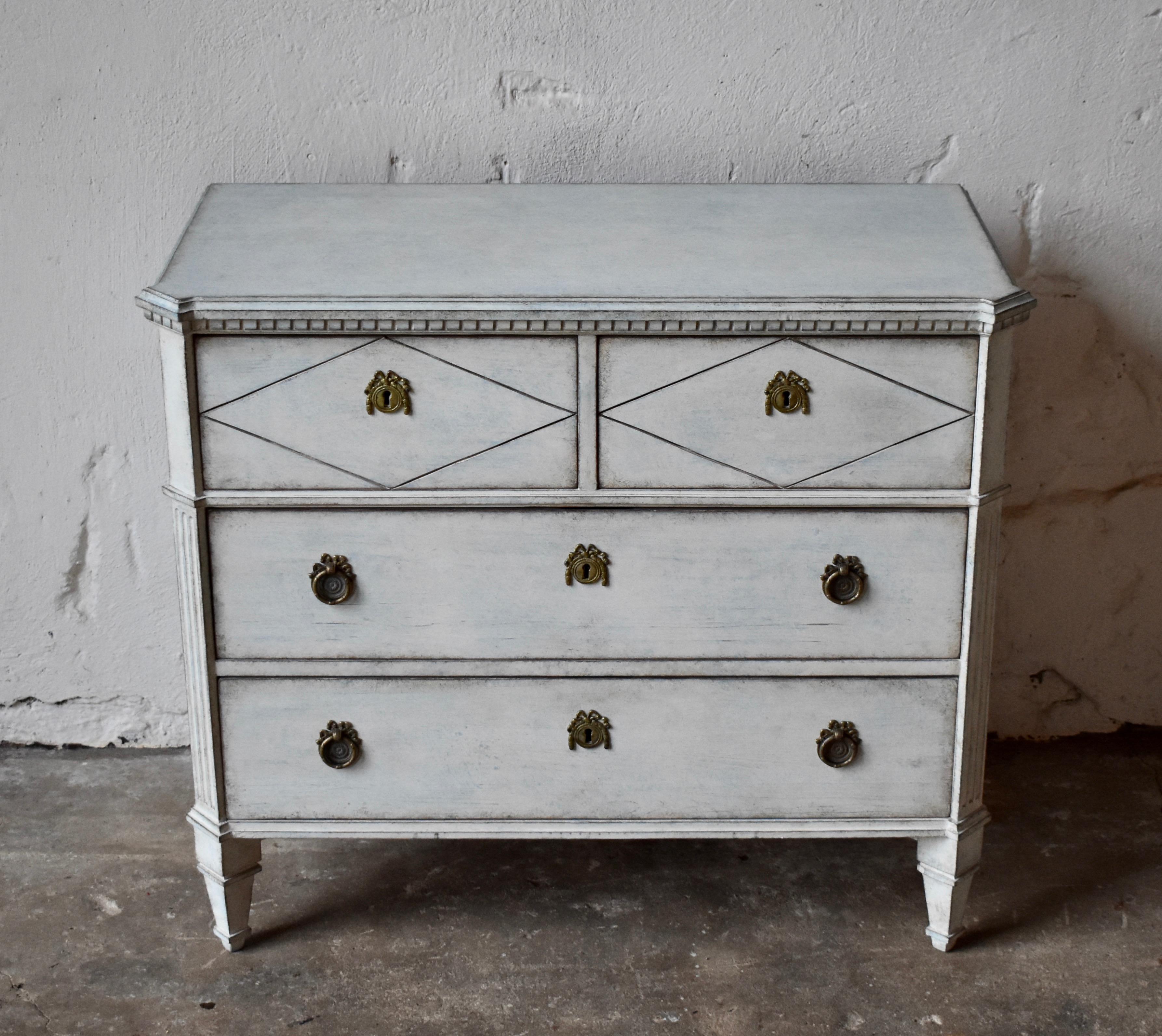19th century Swedish Gustavian style chest of drawer 
with diamond carvings and beautiful patina.

 