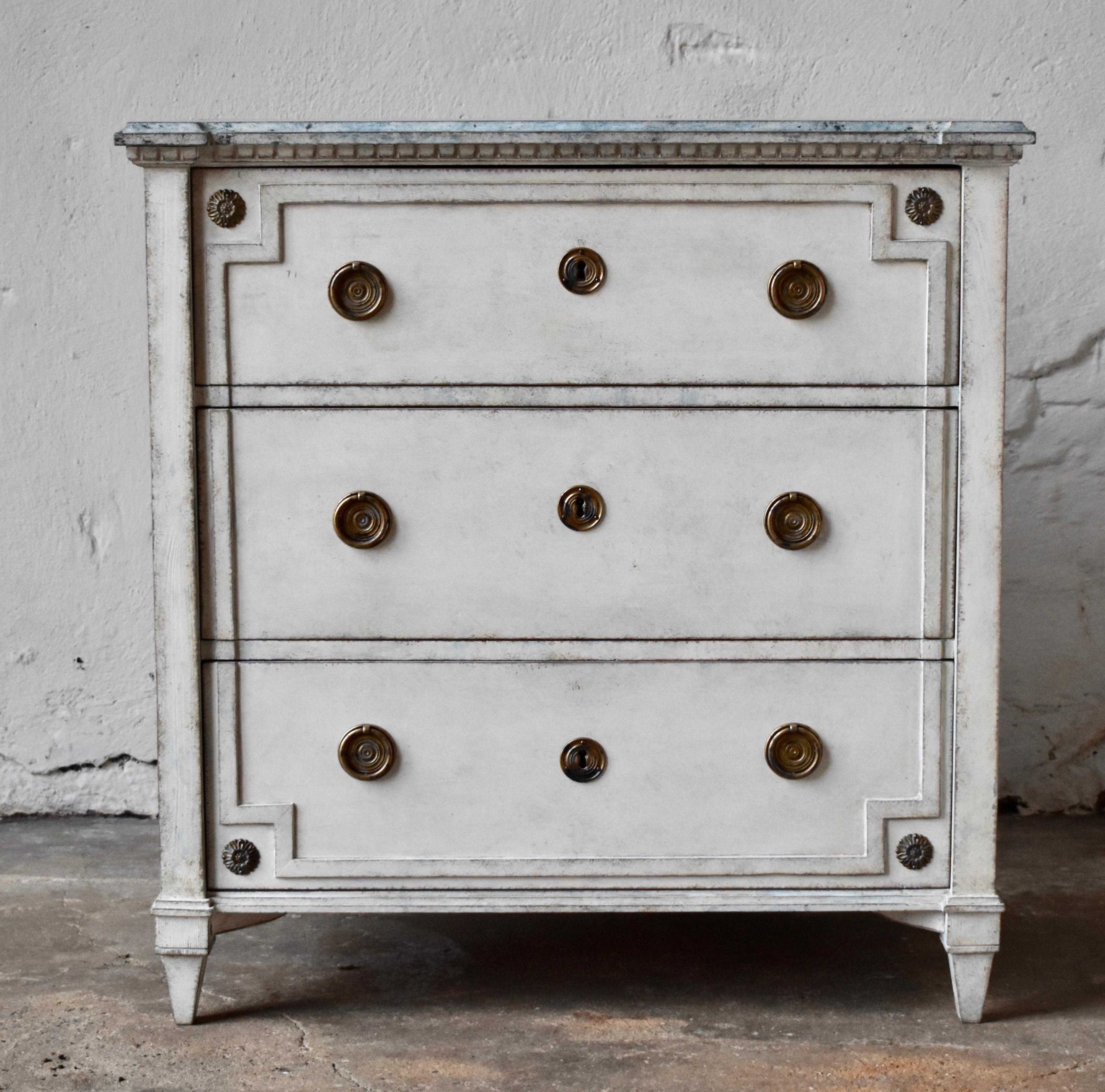 19th century Swedish Gustavian style chest of drawer
Excellent patina.