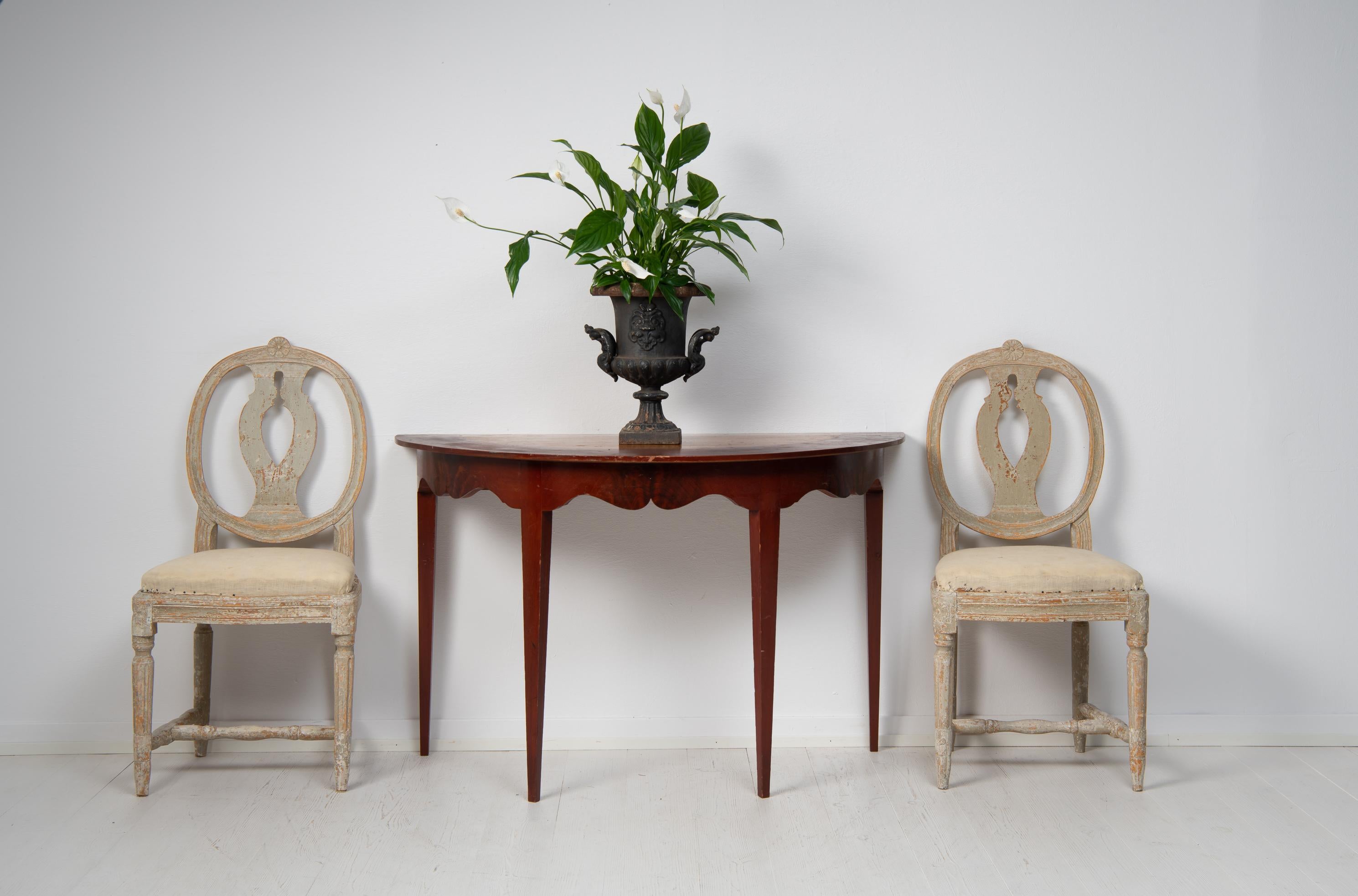 Nordschwedischer Konsolentisch im gustavianischen Stil aus der Mitte des 19. Jahrhunderts, um 1860. Der Tisch stammt aus Nordschweden und ist ein so genannter Demi-Lune-Tisch, der in einem Halbkreis gefertigt ist. Der Tisch hat vier gerade, konische