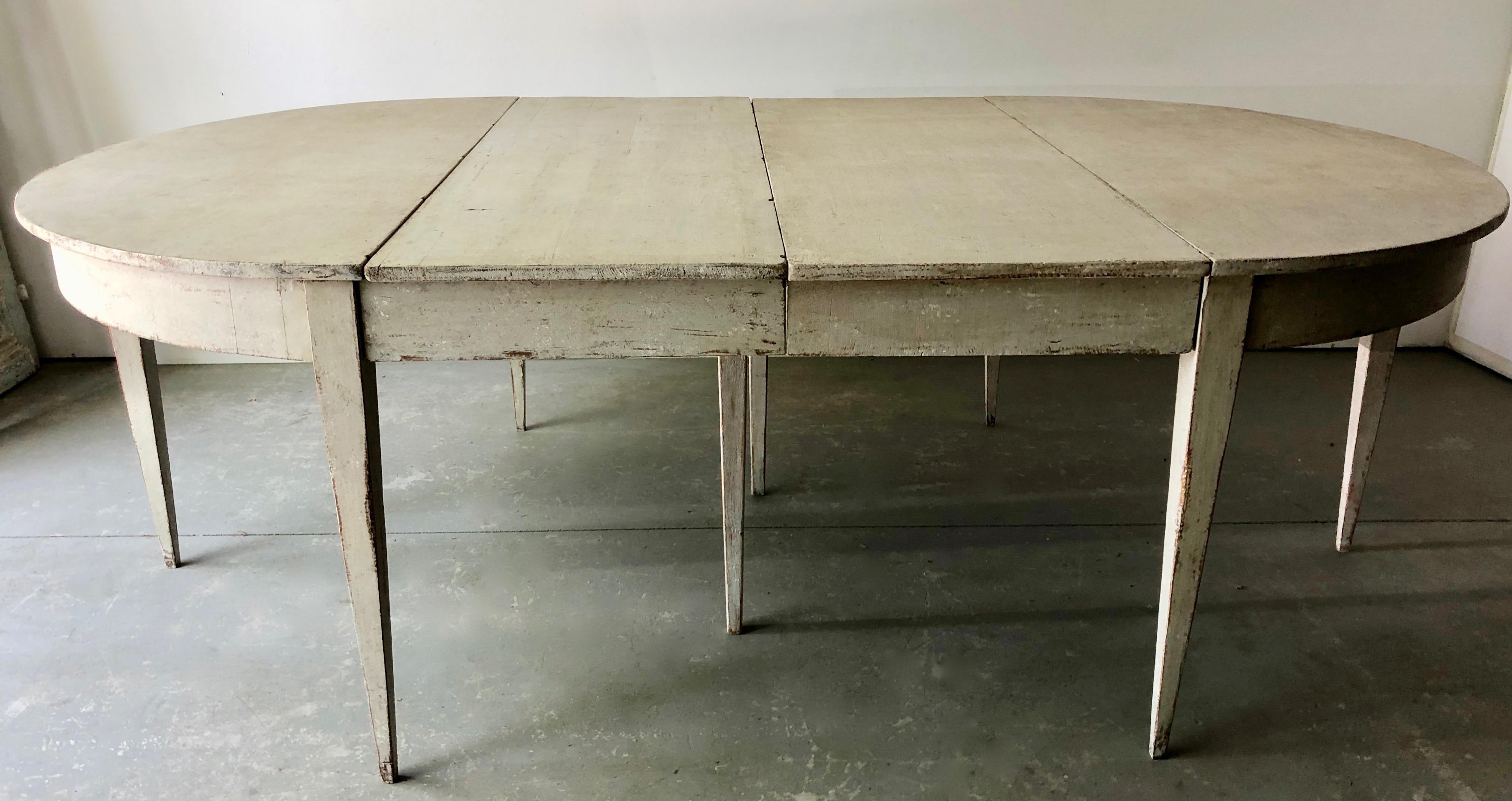 19th Century Swedish Gustavian Style Extending Table In Good Condition In Charleston, SC