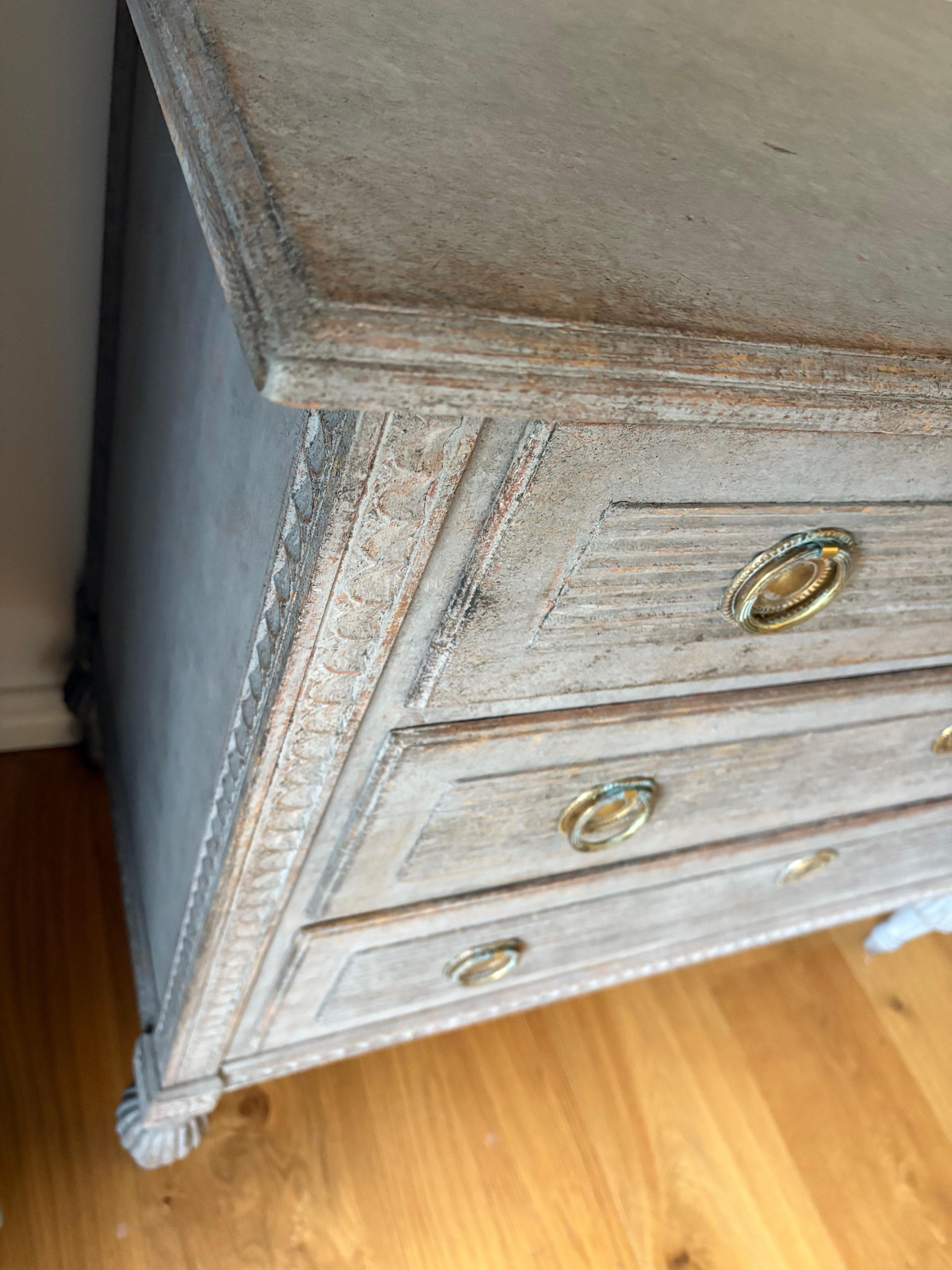 Cassettiera dipinta svedese del XIX secolo in stile gustaviano Commode in vendita 3