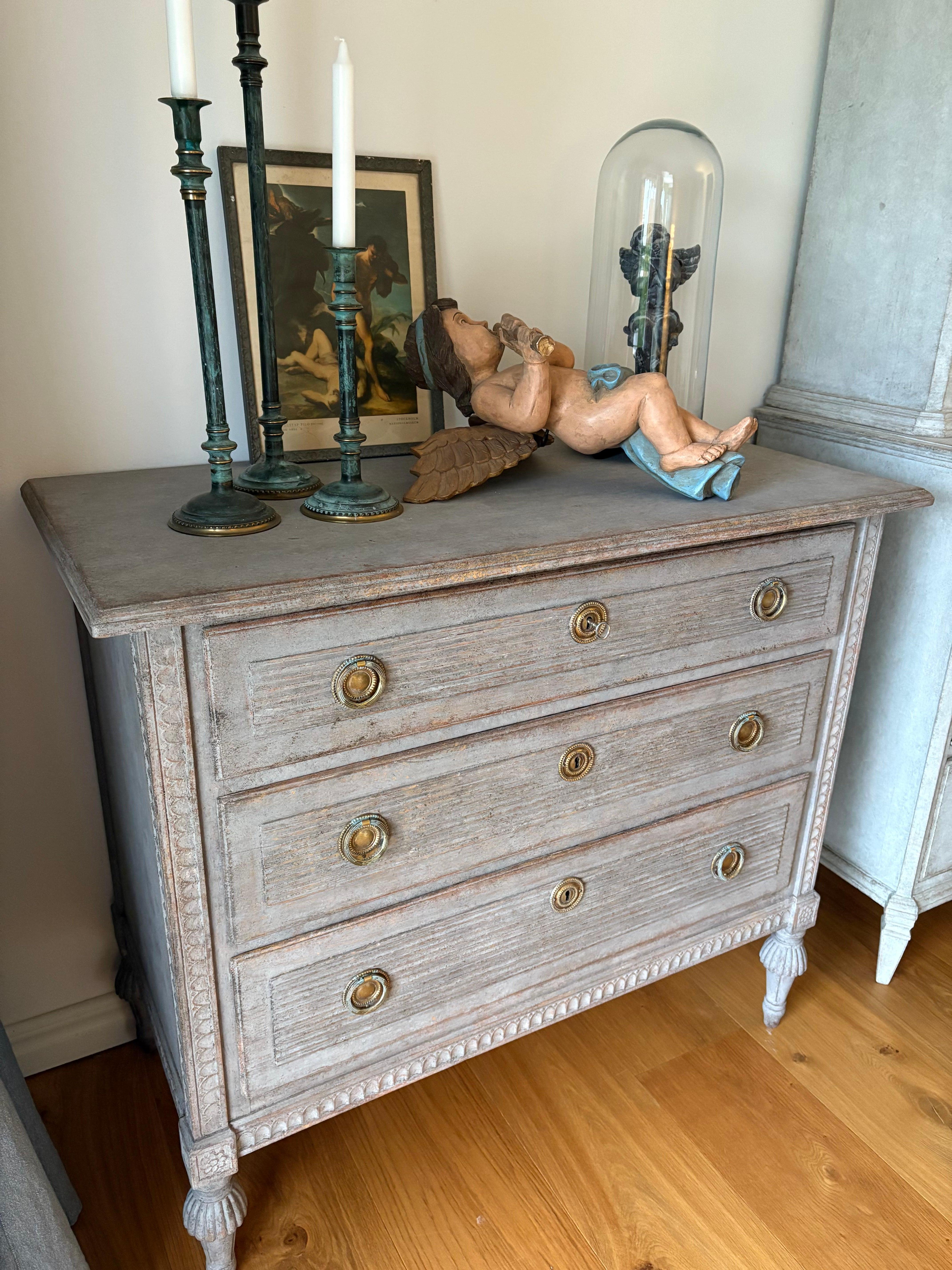 Cassettiera dipinta svedese del XIX secolo in stile gustaviano Commode in vendita 4