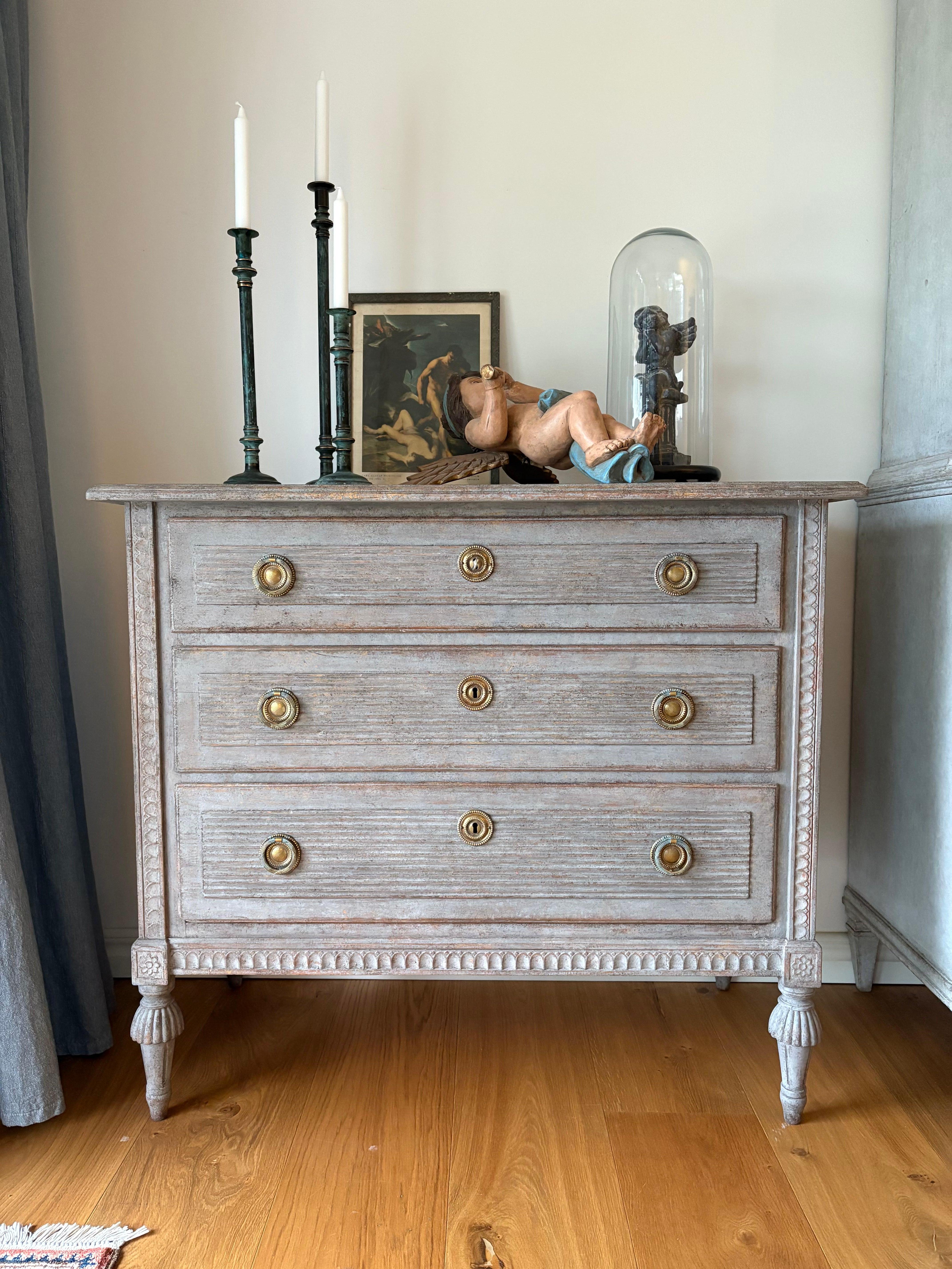 Cassettiera dipinta svedese del XIX secolo in stile gustaviano Commode in vendita 5