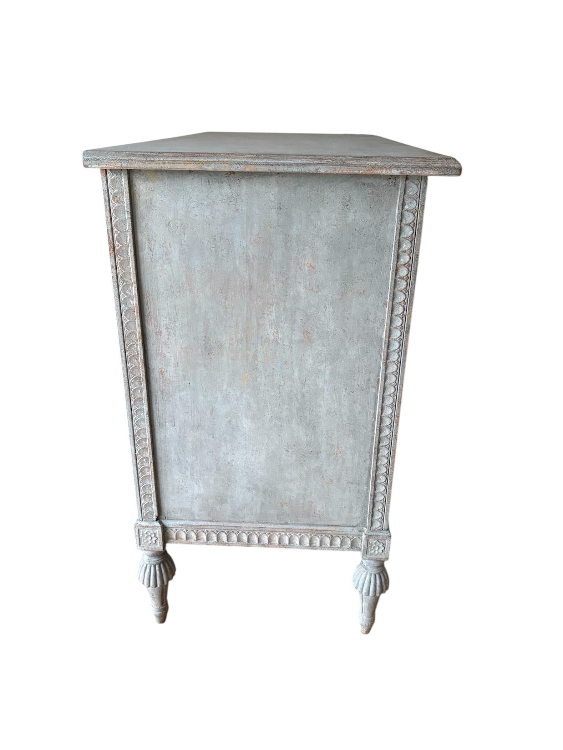 Questa fantastica cassettiera in stile gustaviano proviene dalla Svezia Dalarna. 
Un mobile senza tempo, realizzato in pino massiccio alla fine del XIX secolo.
Dipinto in grigio scuro con un delicato accenno di rosso sotto e di angoscia per