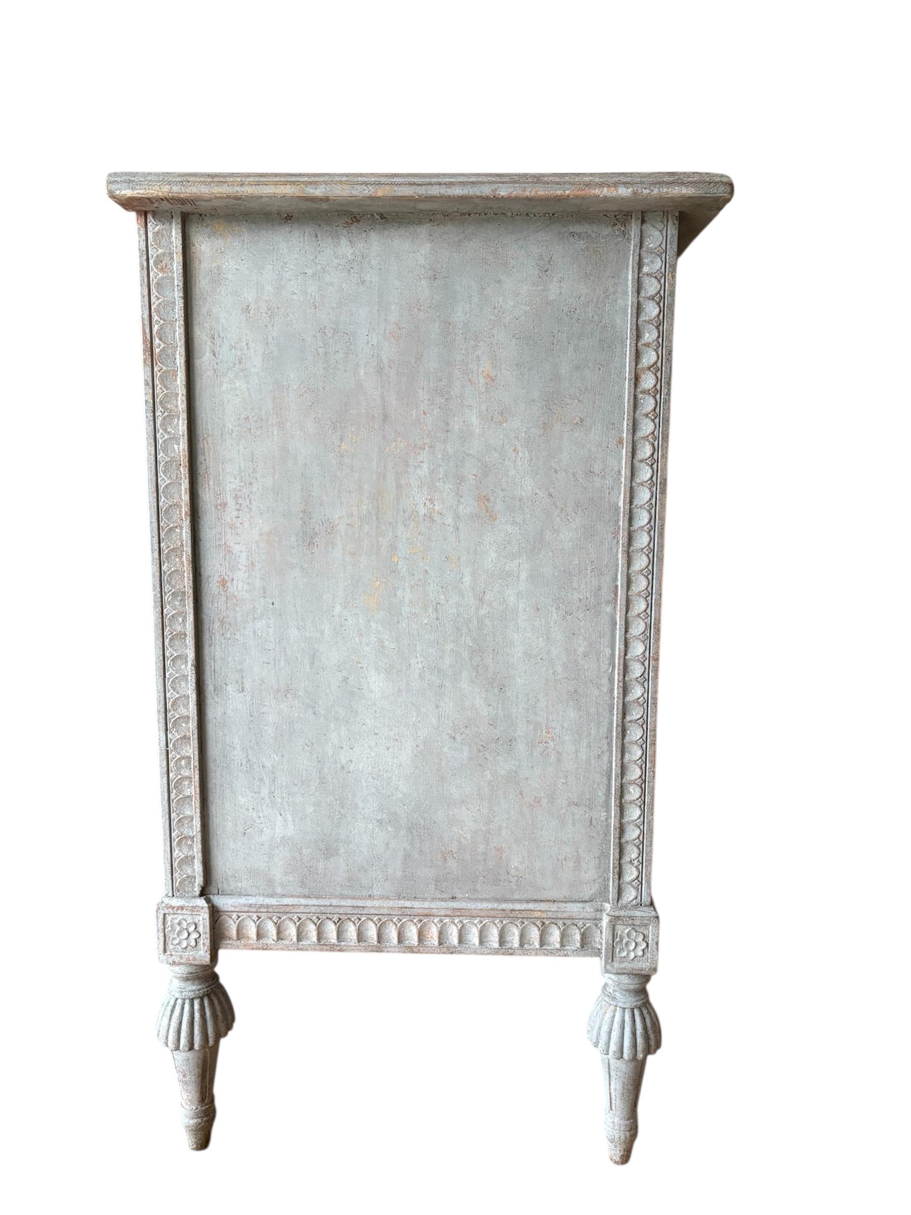 Gustaviano Cassettiera dipinta svedese del XIX secolo in stile gustaviano Commode in vendita