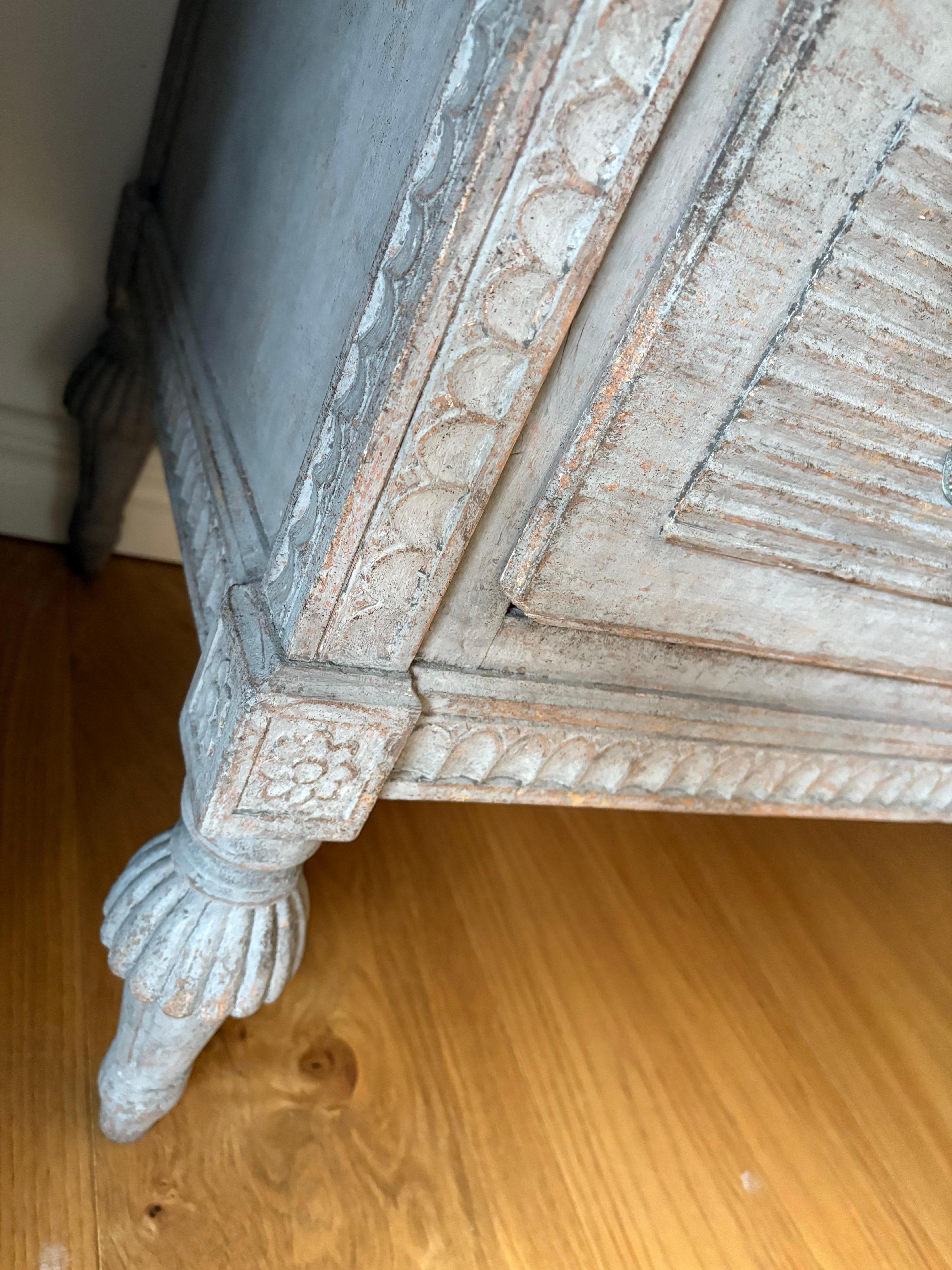 Cassettiera dipinta svedese del XIX secolo in stile gustaviano Commode In condizioni buone in vendita a Kvidinge, SE