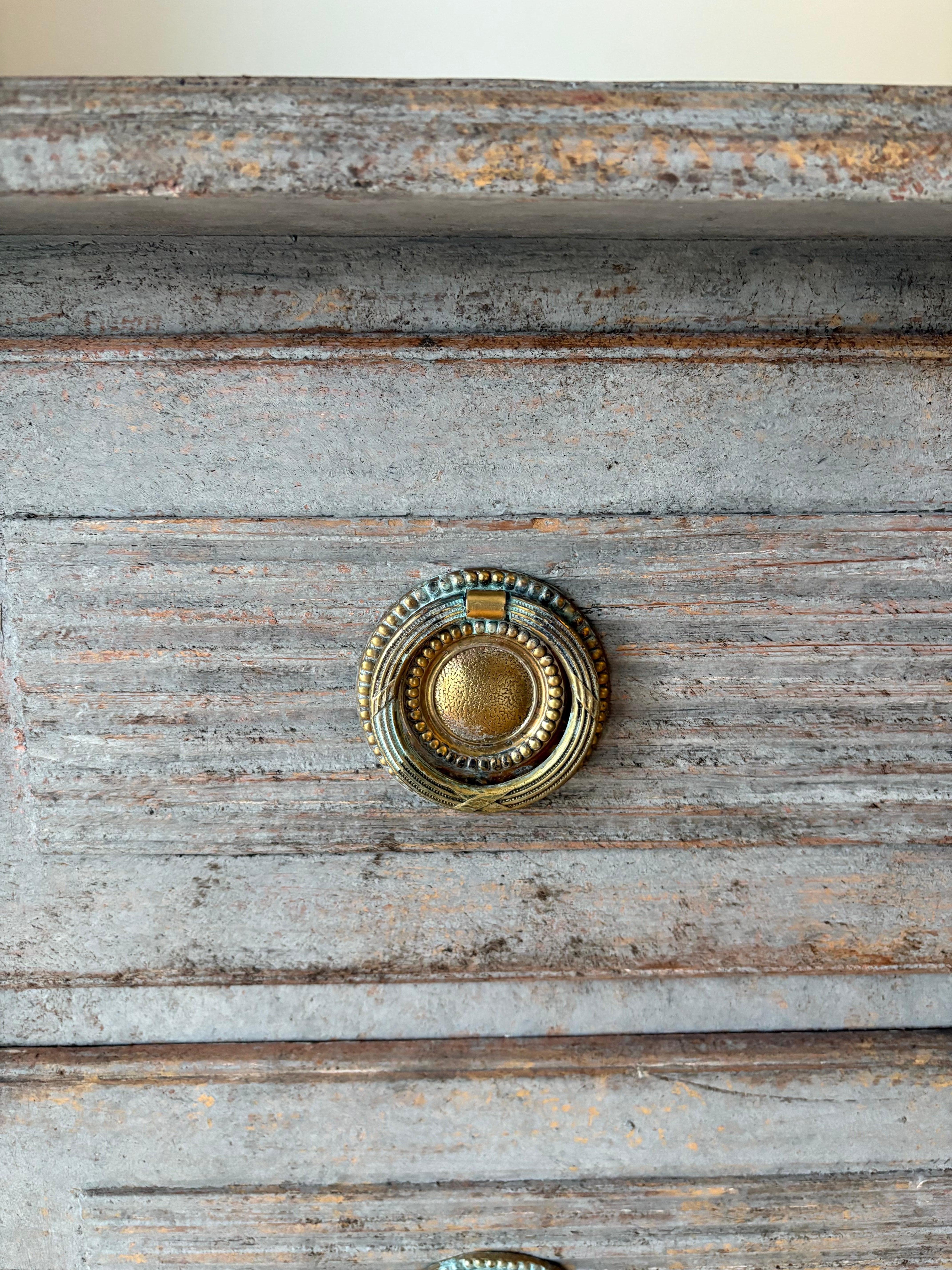 Pino Cassettiera dipinta svedese del XIX secolo in stile gustaviano Commode in vendita