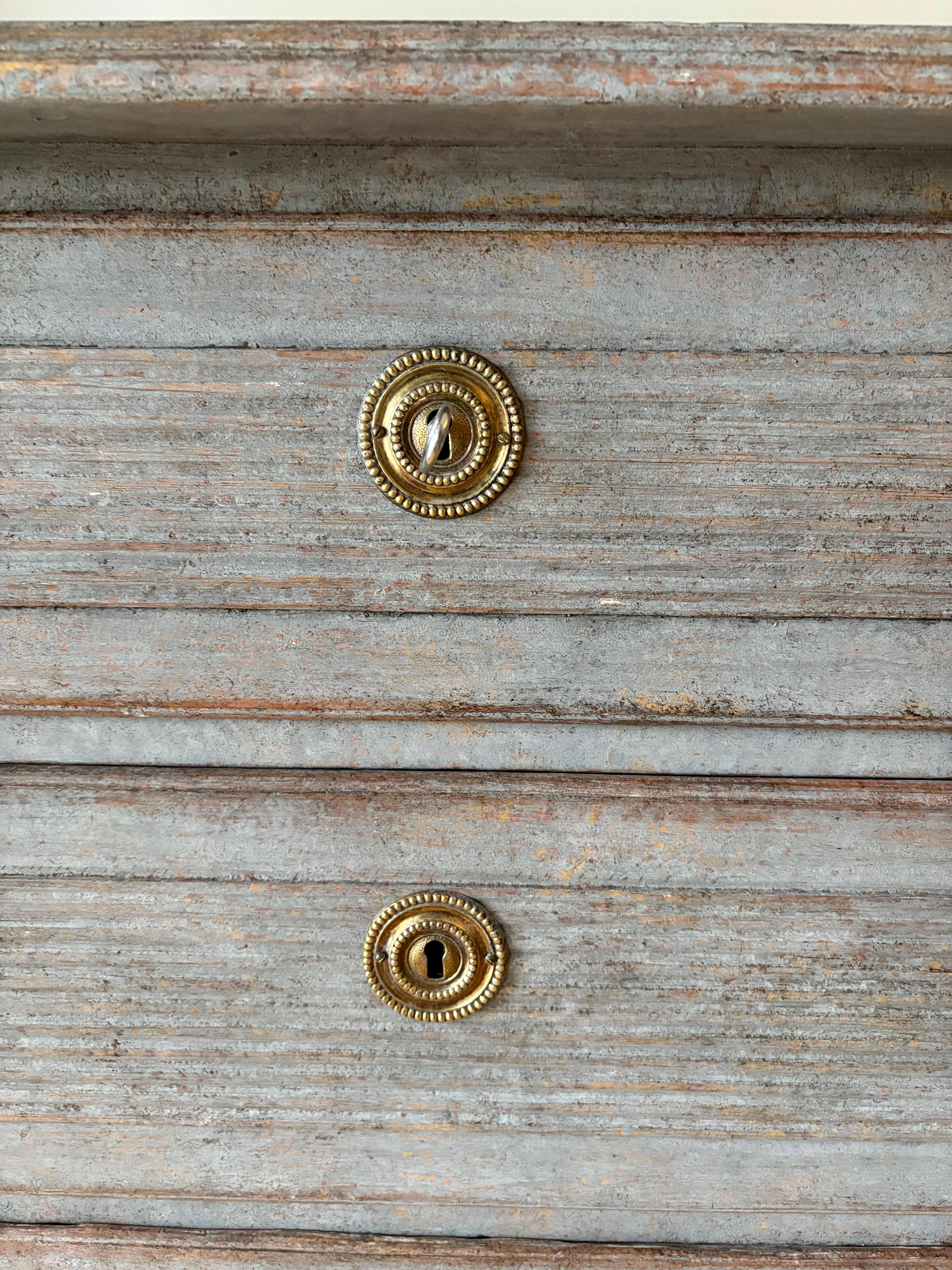 Cassettiera dipinta svedese del XIX secolo in stile gustaviano Commode in vendita 1