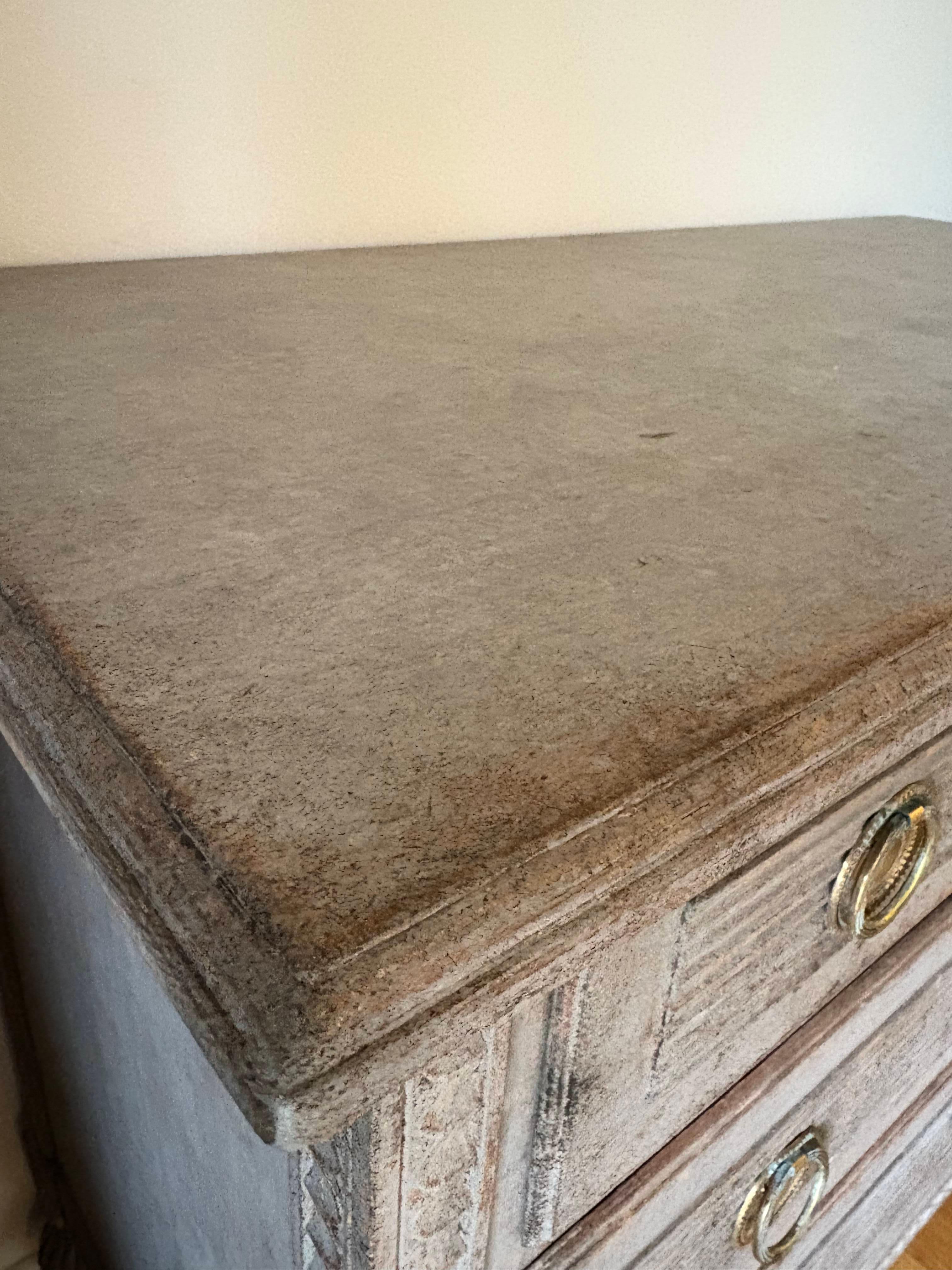 Cassettiera dipinta svedese del XIX secolo in stile gustaviano Commode in vendita 2