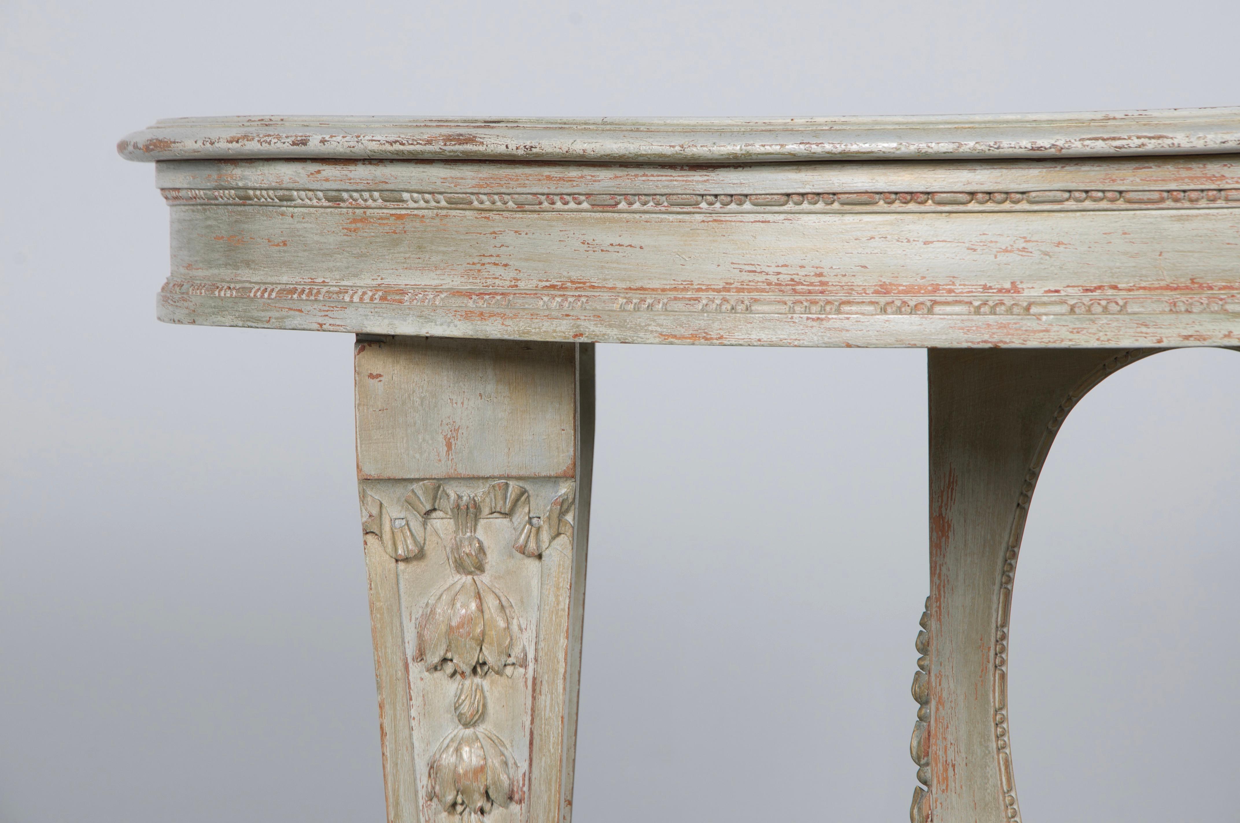 Uno squisito tavolo da pranzo della fine del XIX secolo in stile gustaviano svedese, proveniente dalla Provenza, in Francia. Splendidamente realizzato a mano in legno massiccio, presenta un piano ovale lungo 48