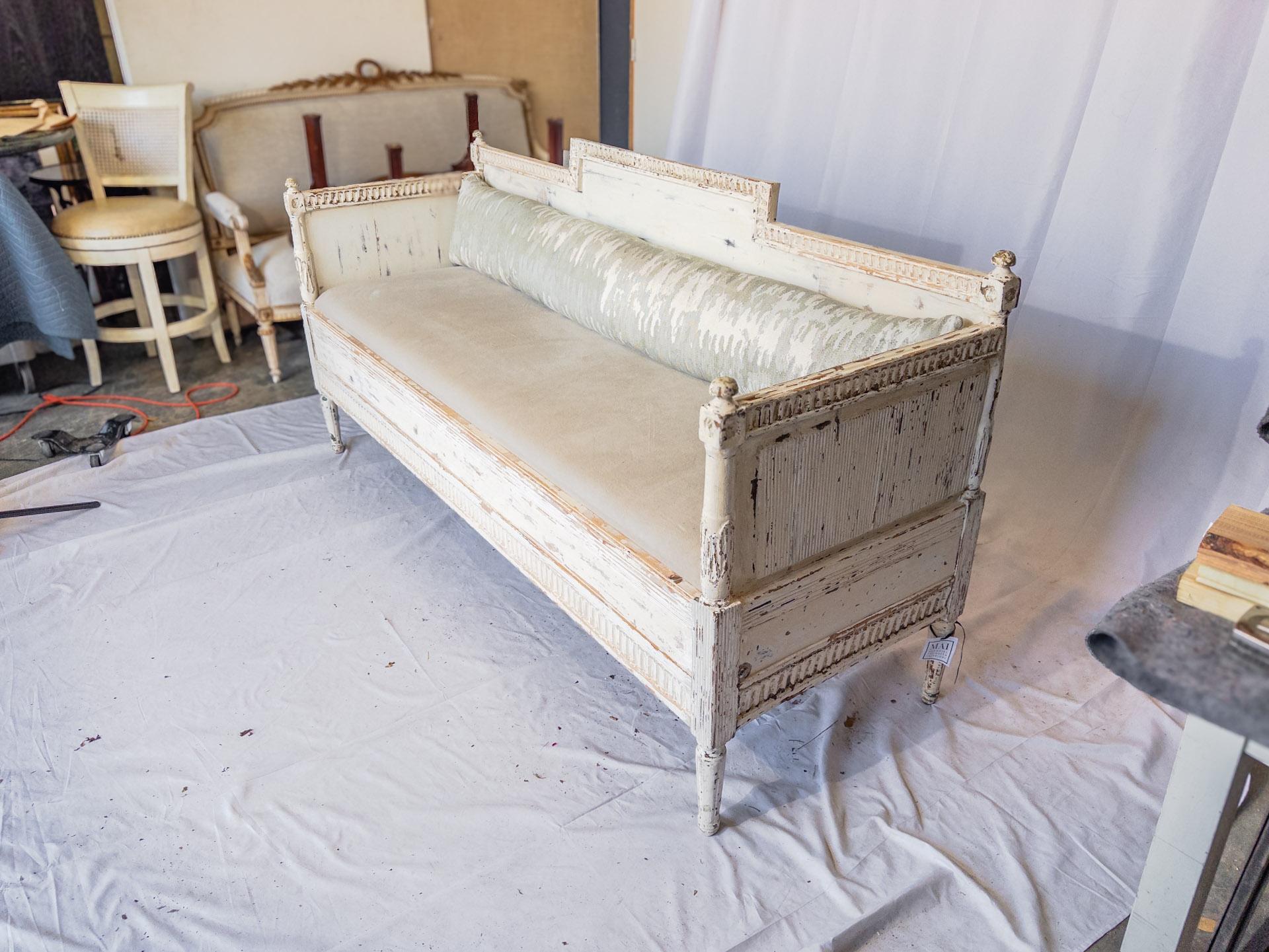 19th Century Swedish Gustavian Style Painted Sofa Bench In Good Condition In Houston, TX