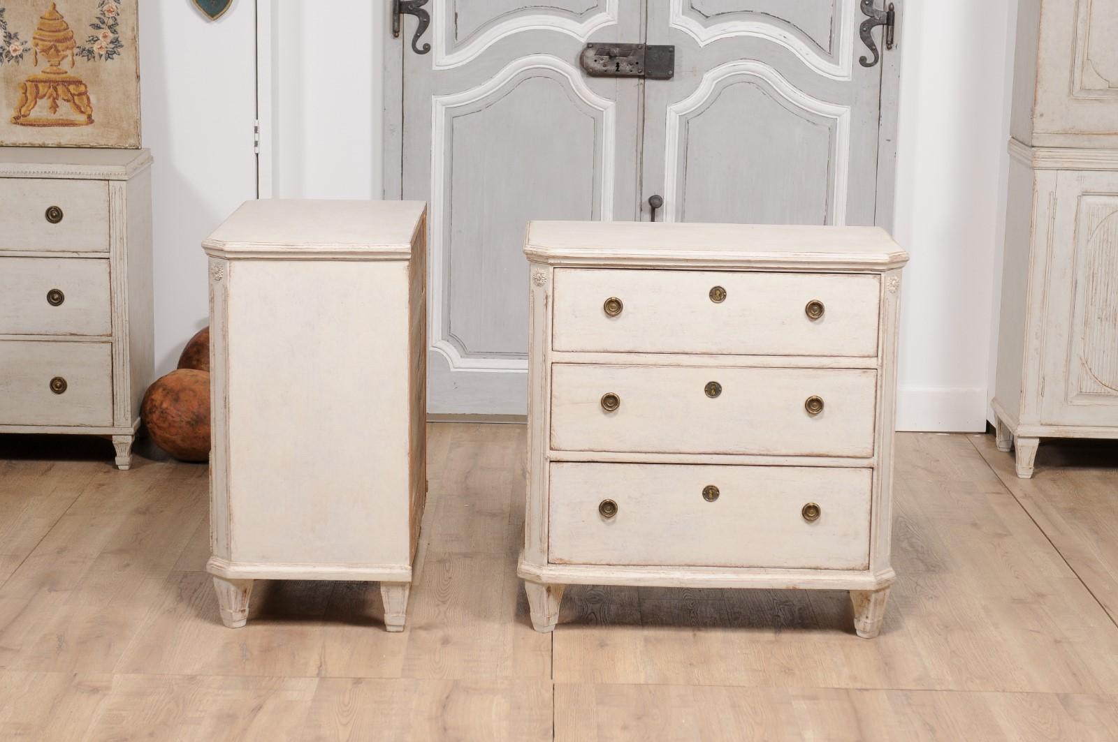 19th Century Swedish Gustavian Style Painted Three-Drawer Chests, a Pair For Sale 7