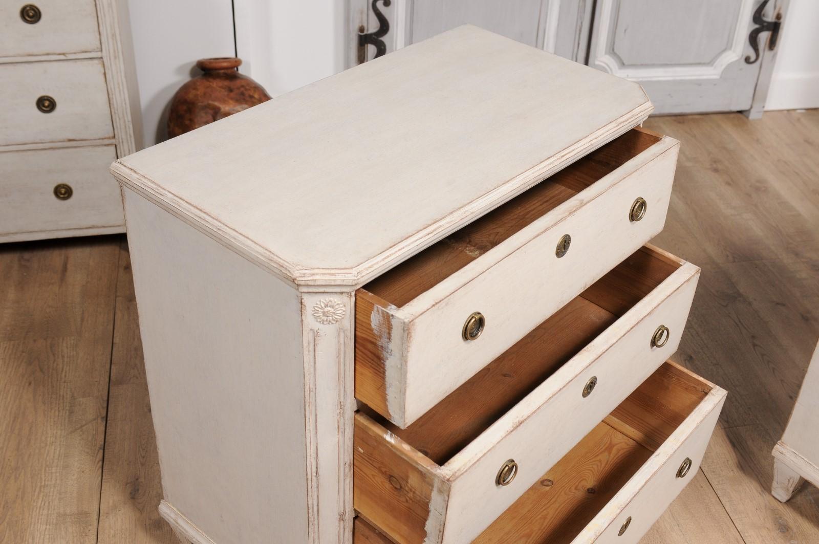 19th Century Swedish Gustavian Style Painted Three-Drawer Chests, a Pair For Sale 1