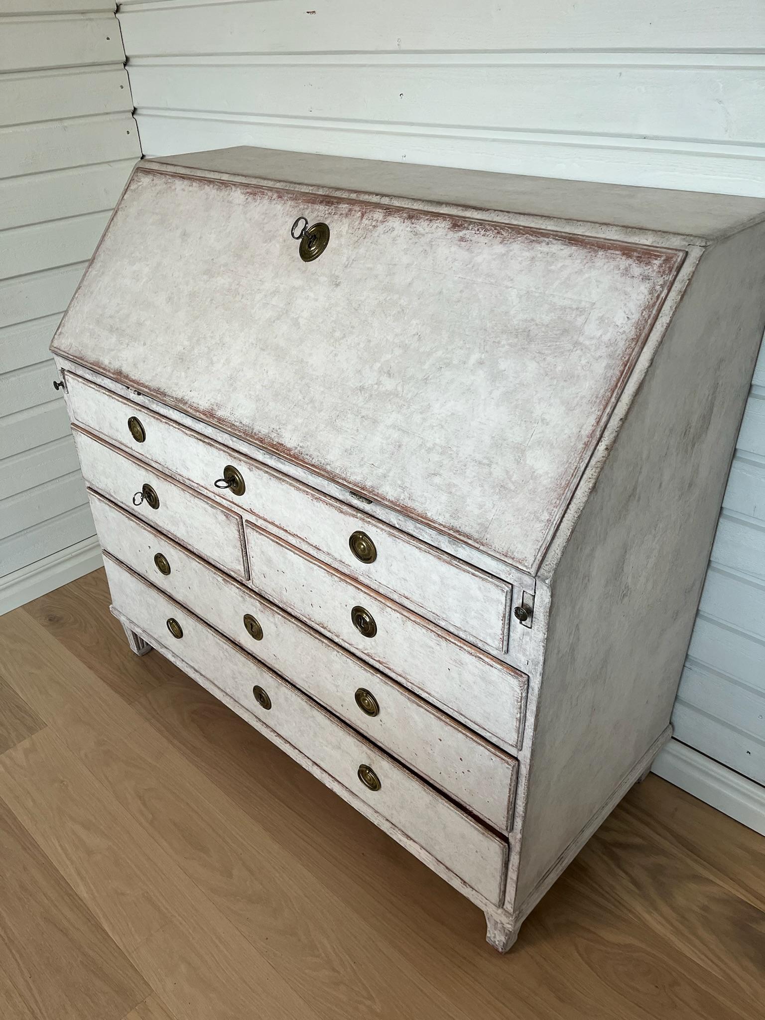 Swedish Gustavian Secretary / Writing Desk from early 19th century
A rectangular top sitting above a slant front desk opening to reveal a gray painted interior and multiple smal drawers and the writing area comes to rest on two pull outs.
The lower