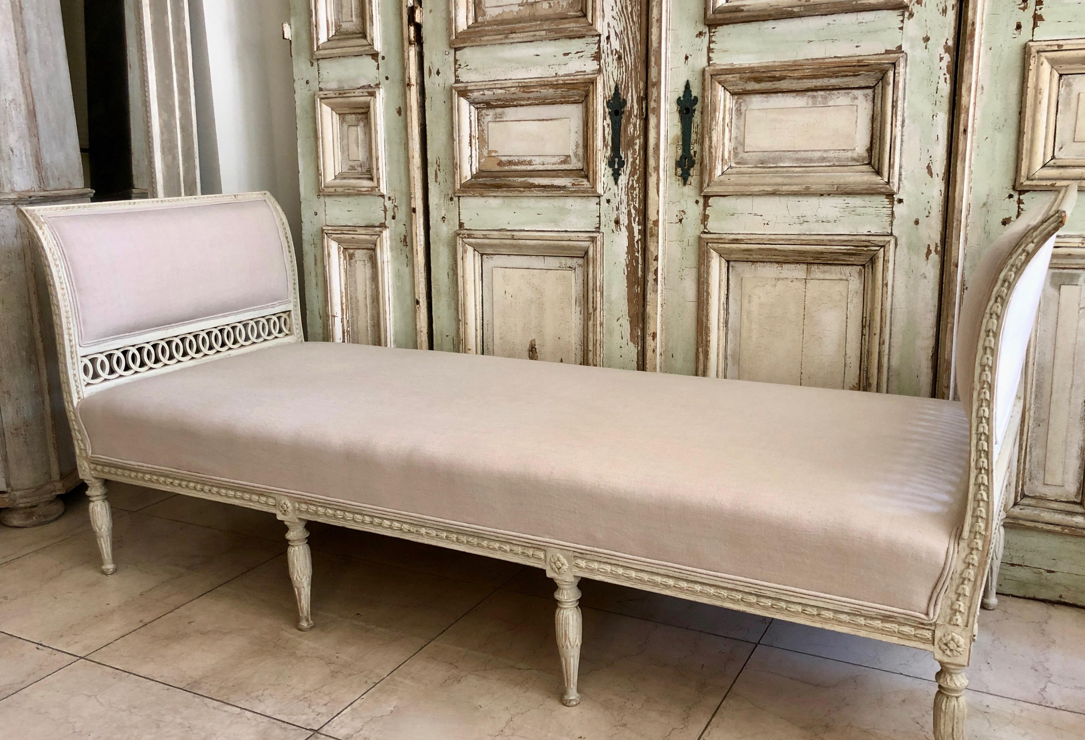 An exceptional and richly carved Swedish Settee/Daybed by Lindome furniture makers. Hand-scraped back to its original cream-white paint and upholstered in linen.
Sweden, circa 1860.
Here are few examples … surprising pieces and objects, authentic,