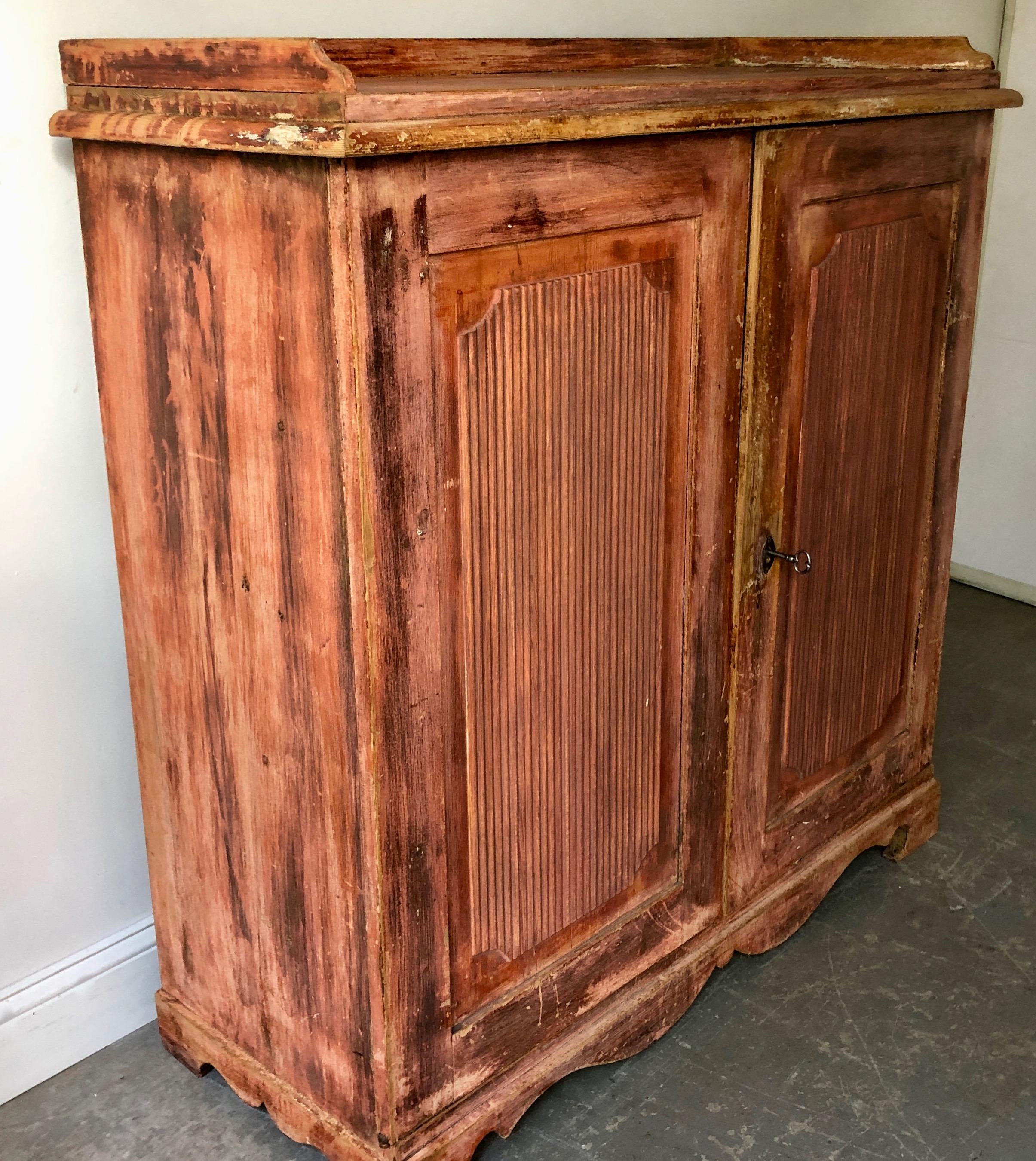 Gustavian style sideboard, circa 1850, Sweden with wonderful original found worn reddish patina. Classic proportions with carved reeded panel doors, gallery wooden top and carved feet.
More than ever, we selected the best, the rarest, the unusual,