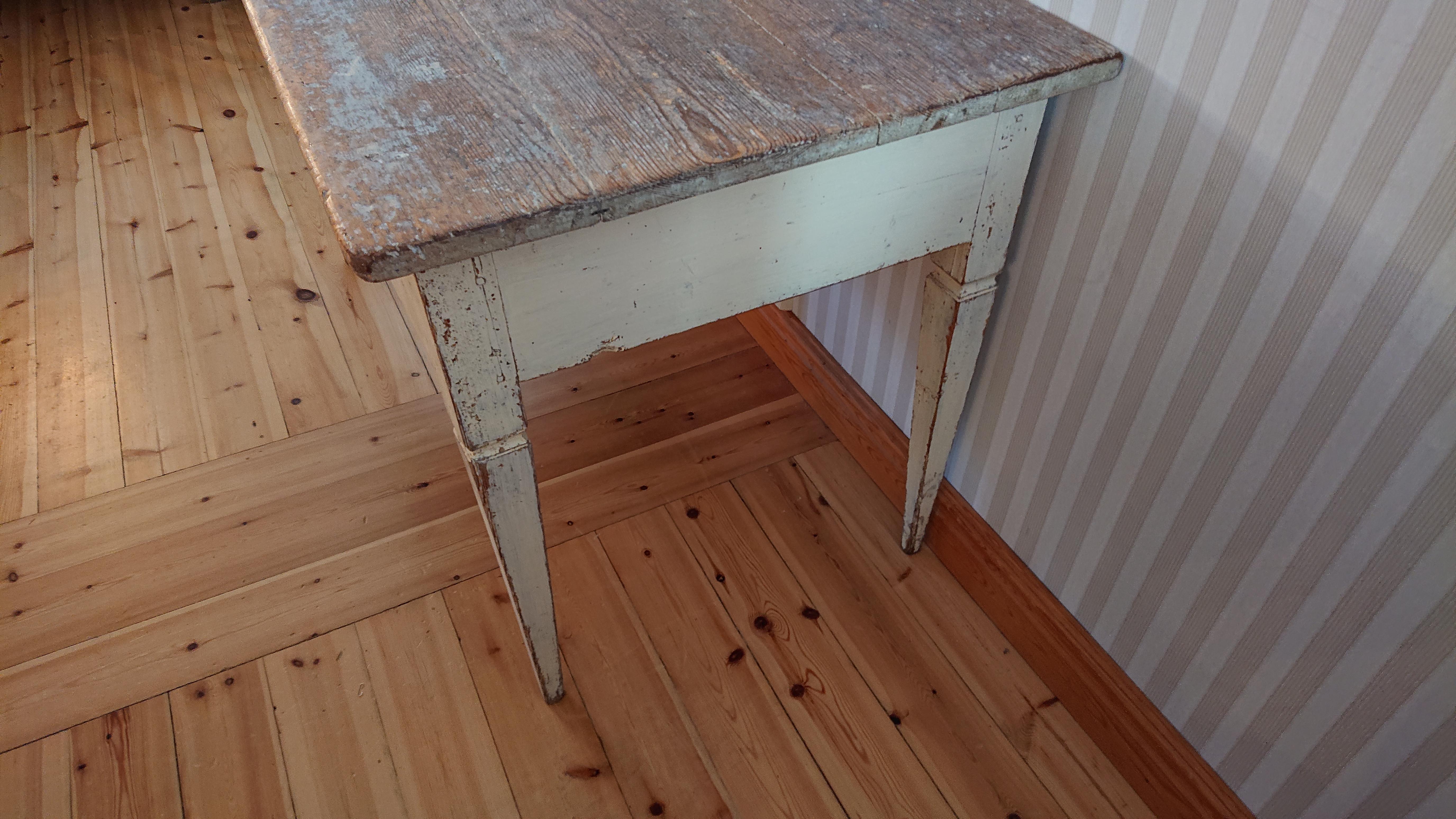 19th Century Swedish  antique rustic Gustavian Table  with Original paint In Good Condition For Sale In Boden, SE