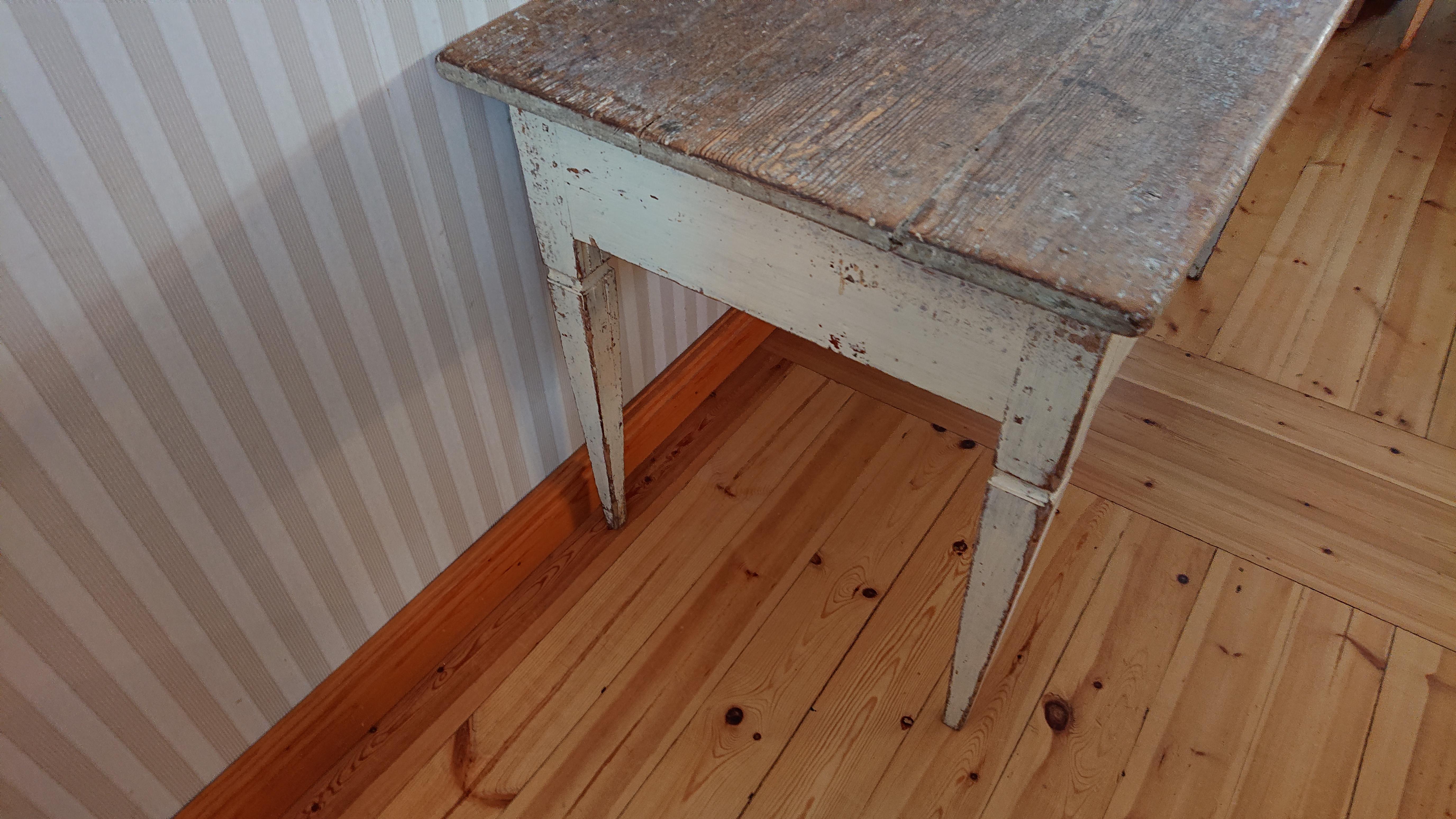 19th Century Swedish  antique rustic Gustavian Table  with Original paint For Sale 1