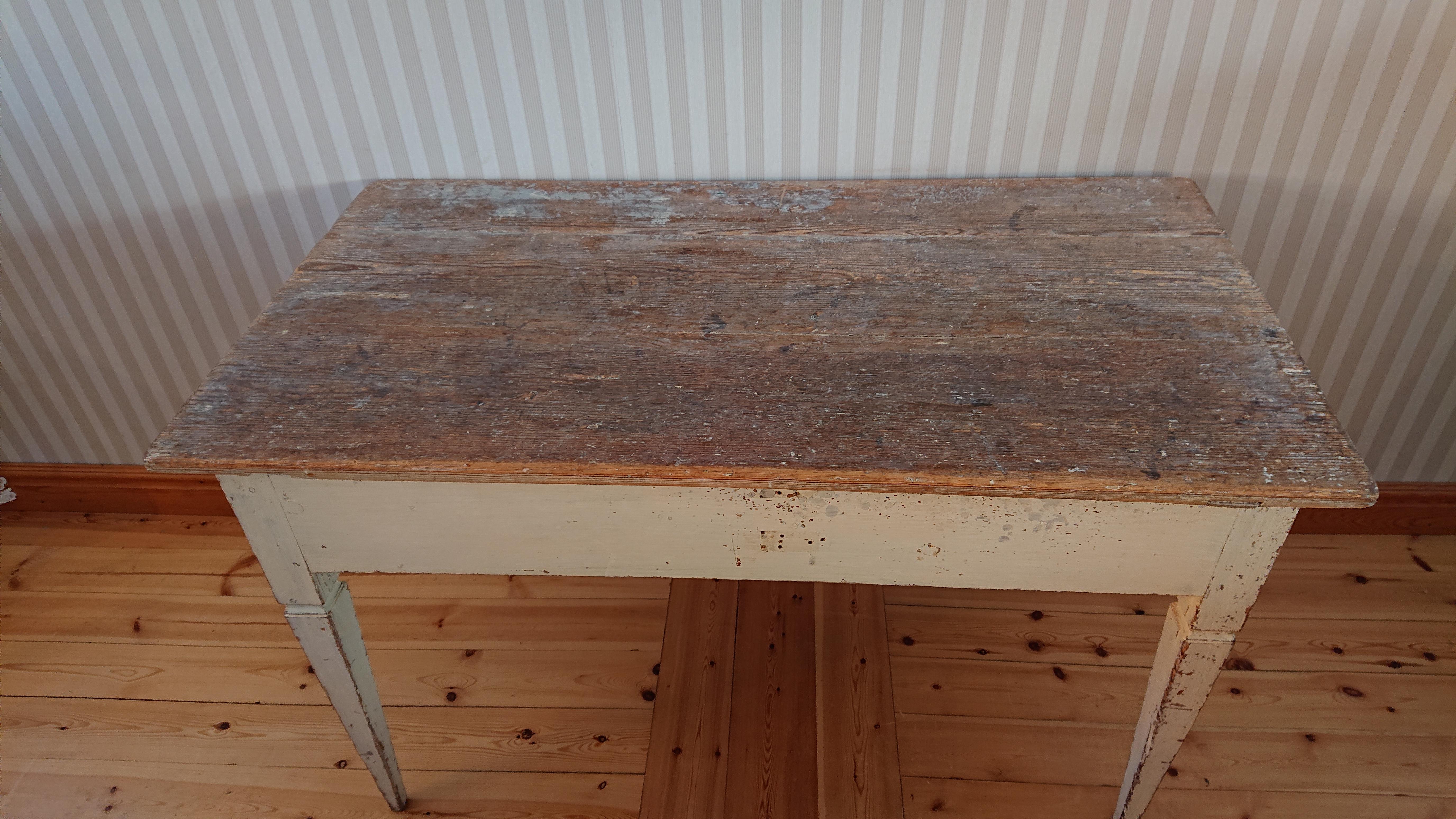 19th Century Swedish  antique rustic Gustavian Table  with Original paint For Sale 3