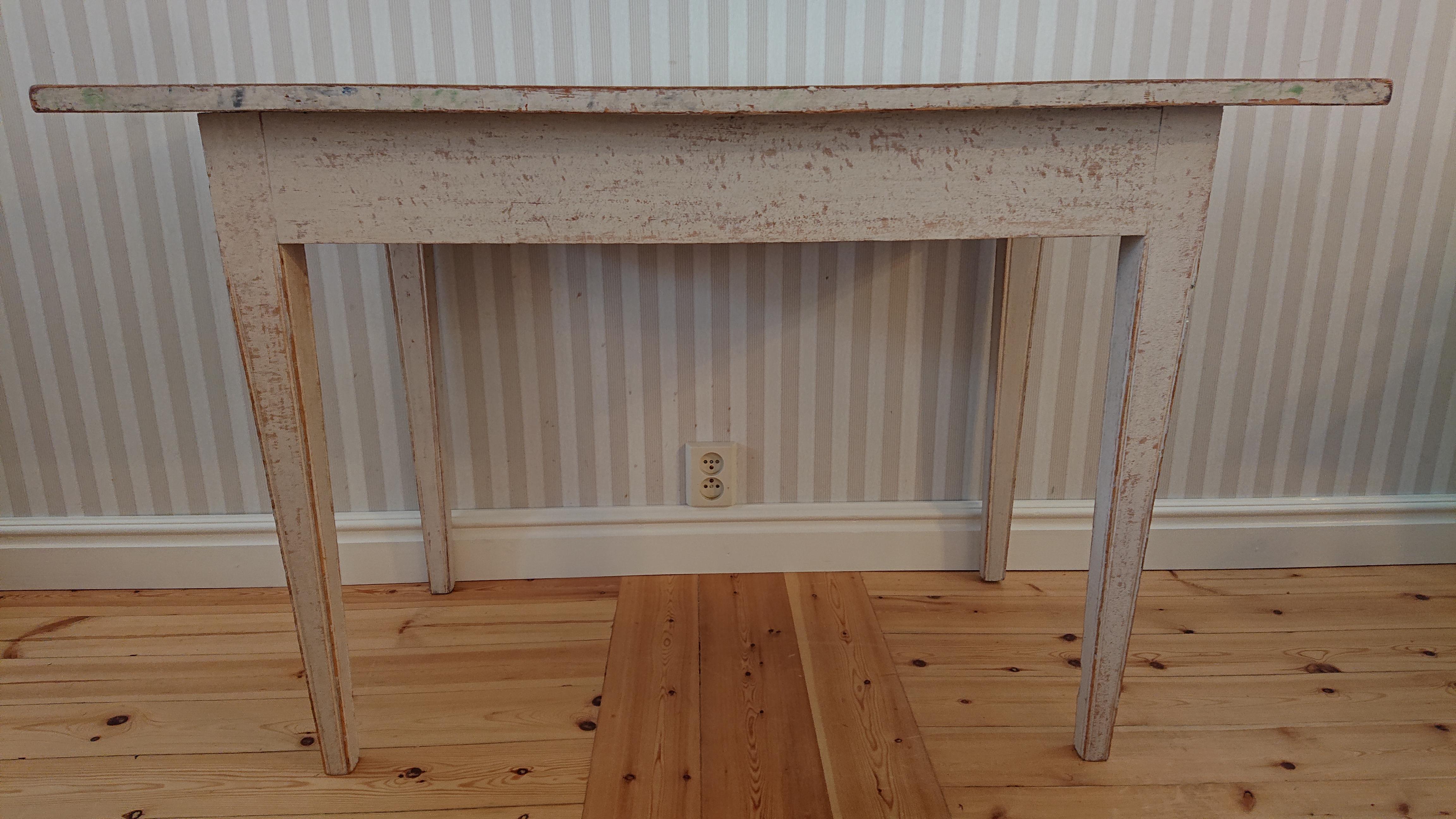 table gustavienne suédoise du 19ème siècle provenant de Boden Norrbotten, nord de la Suède.
Jolie petite table soignée, grattée à la main jusqu'à sa peinture d'origine.
Traces de peinture au marbre sur le dessus.
La table est facile à placer et