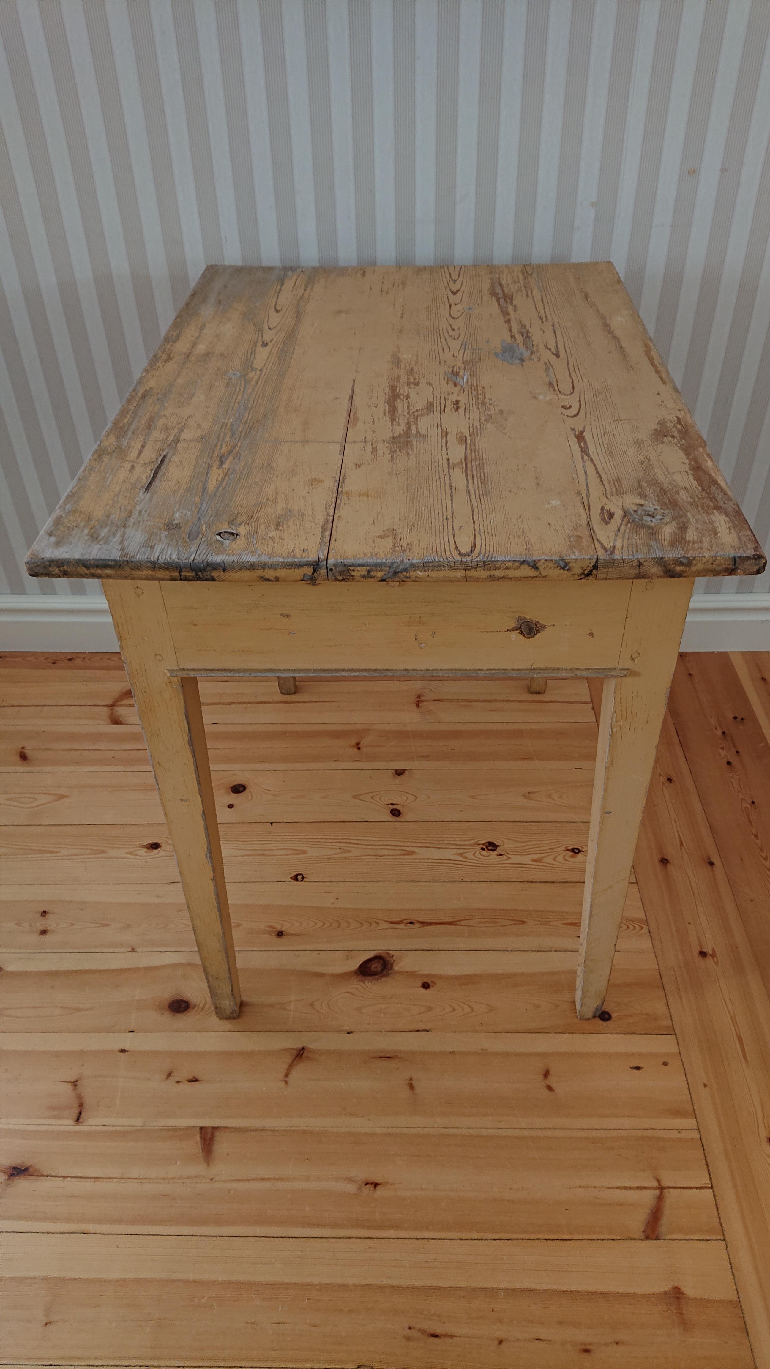 19th Century Swedish antique rustic  Gustavian Table with Original Paint 5