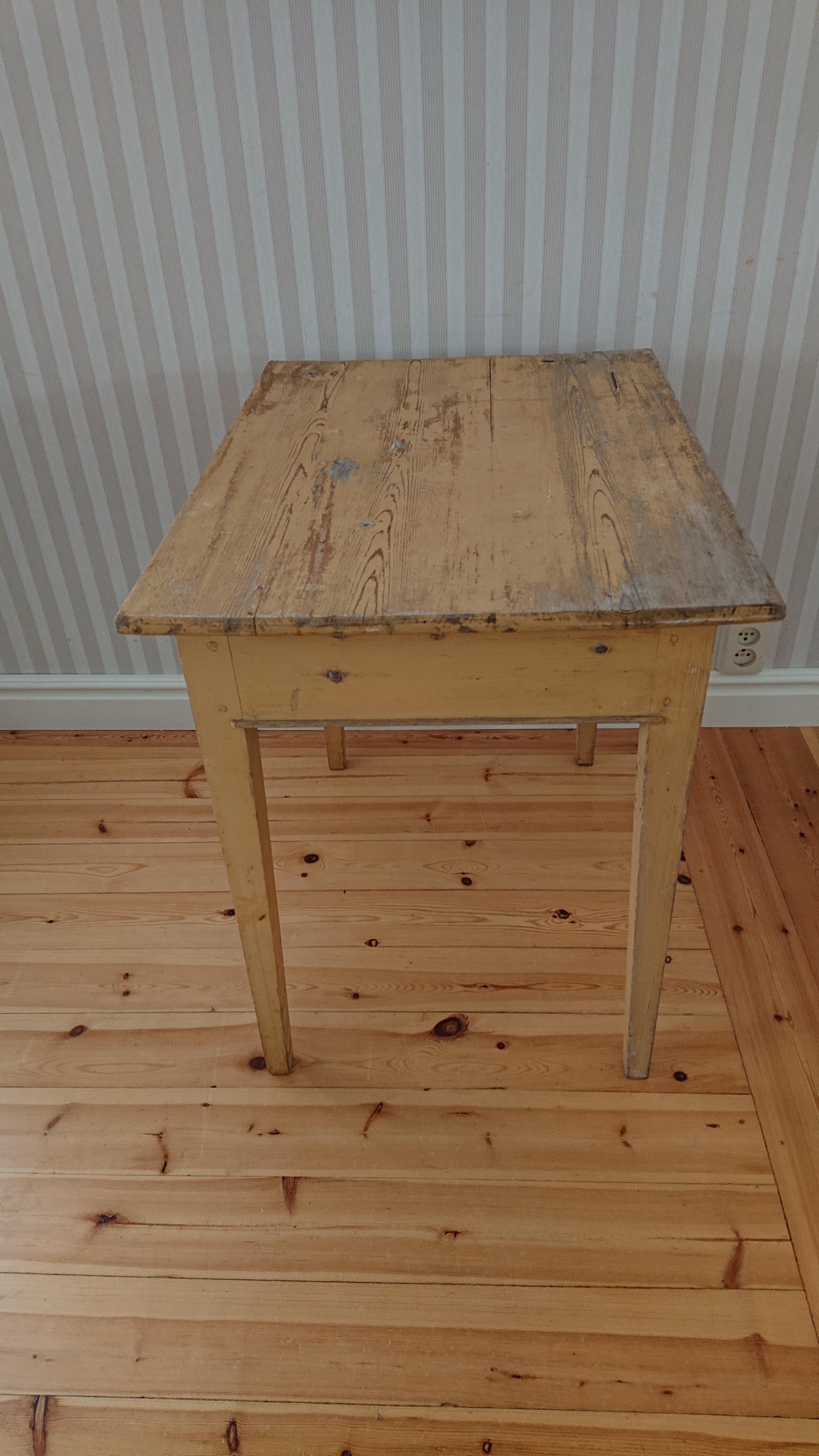 19th Century Swedish antique rustic  Gustavian Table with Original Paint 7