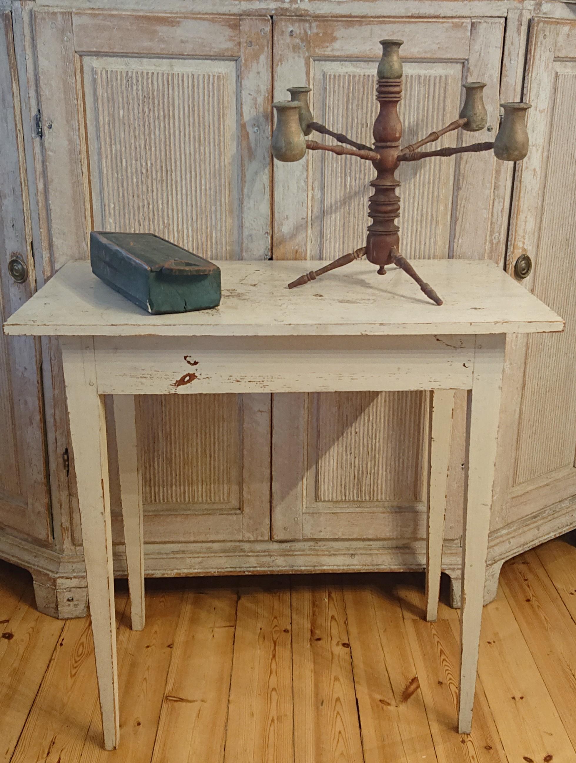 19th century Swedish Gustavian table from Piteå Norrbotten, Northern Sweden.
Small neat Gustavian table with untouched originalpaint.
The table has nice tapered legs.
Good antique condition with minor historic knocks, marks, scratchers, wear,