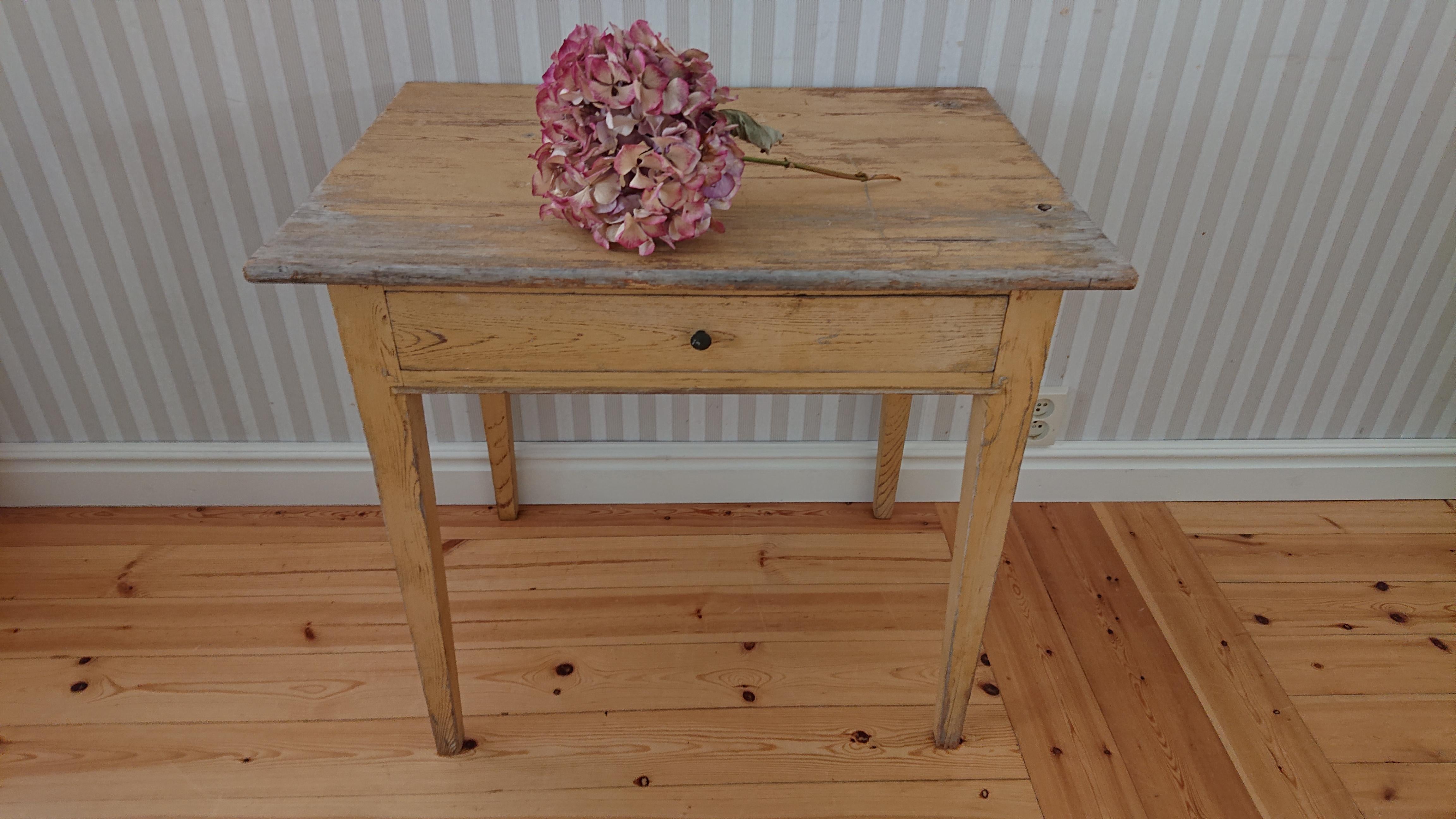 19th century Swedish antique Gustavian table with original paint from Örnsköldsvik Ångermanland, Northern Sweden
This table is raised upon four square legs which gently taper towards their feet.
The table has nicely aged patina.
This 19th century