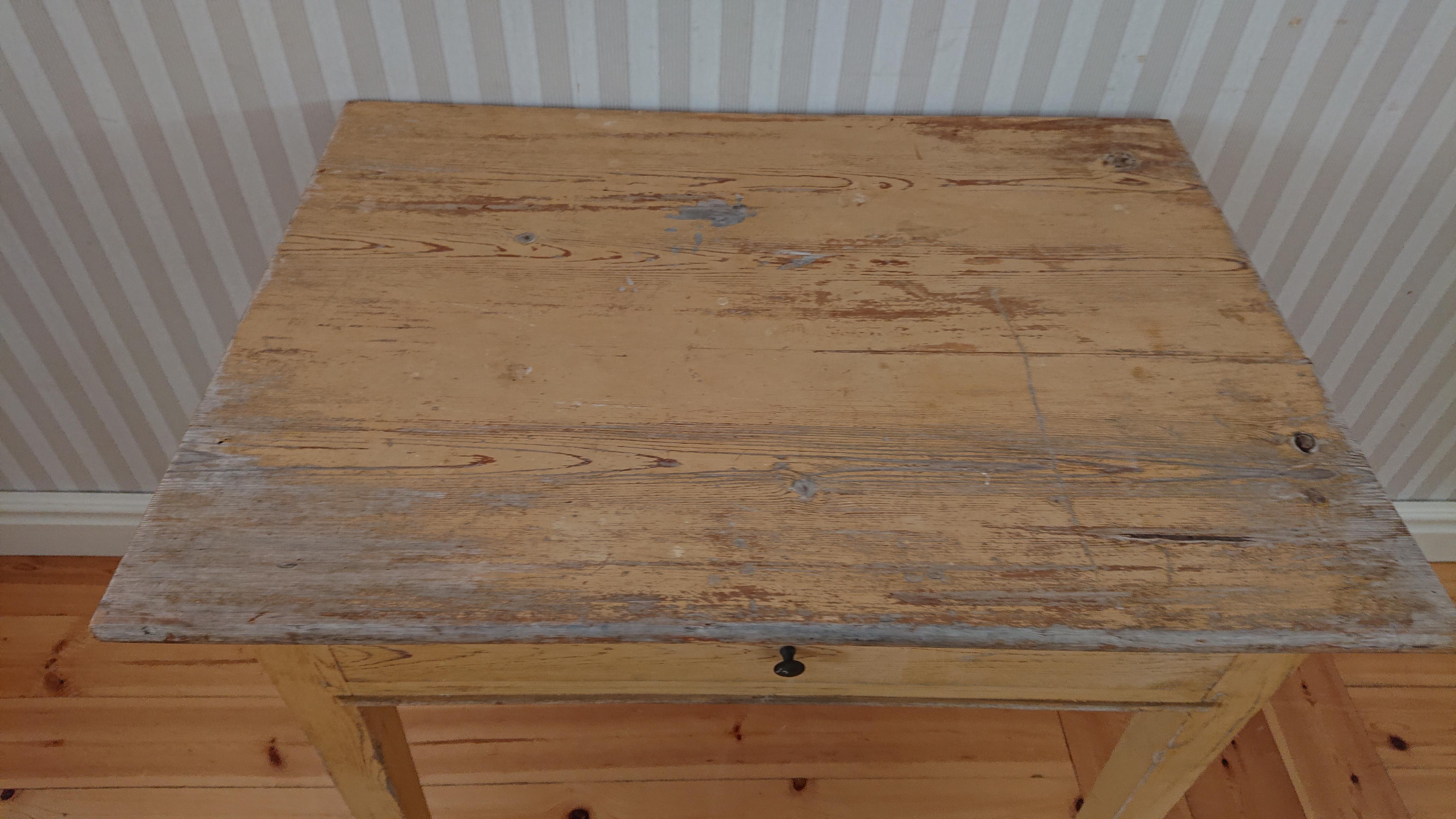 19th Century Swedish antique rustic  Gustavian Table with Original Paint In Good Condition In Boden, SE