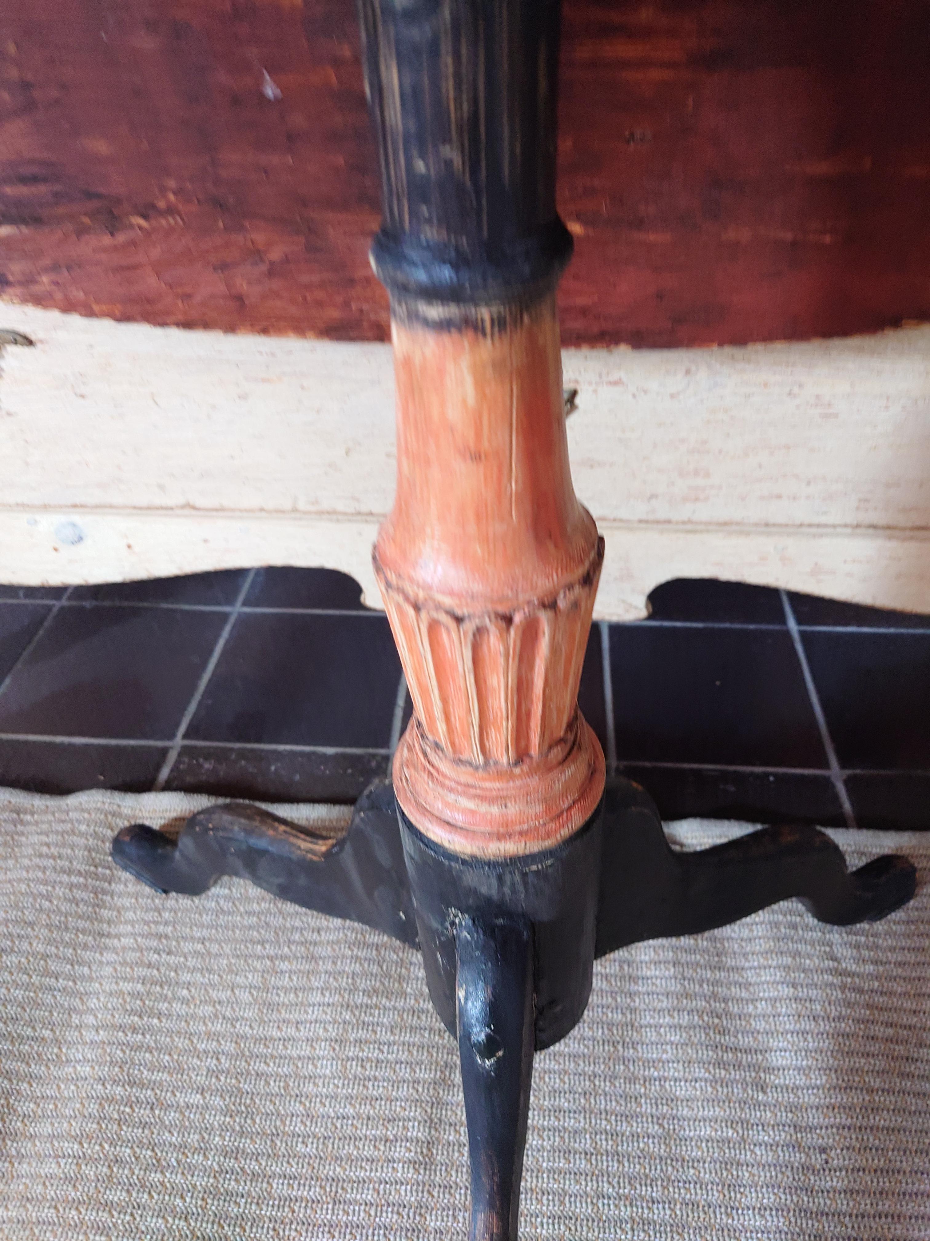 Siglo XIX Sueco Gustaviano  Mesa basculante / Mesa con pedestal  Pintura original en venta 4